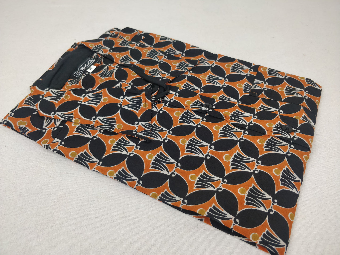 Chemise homme Ribhu manches courtes. Chemise en coton. Motifs ethnique orange et noir.