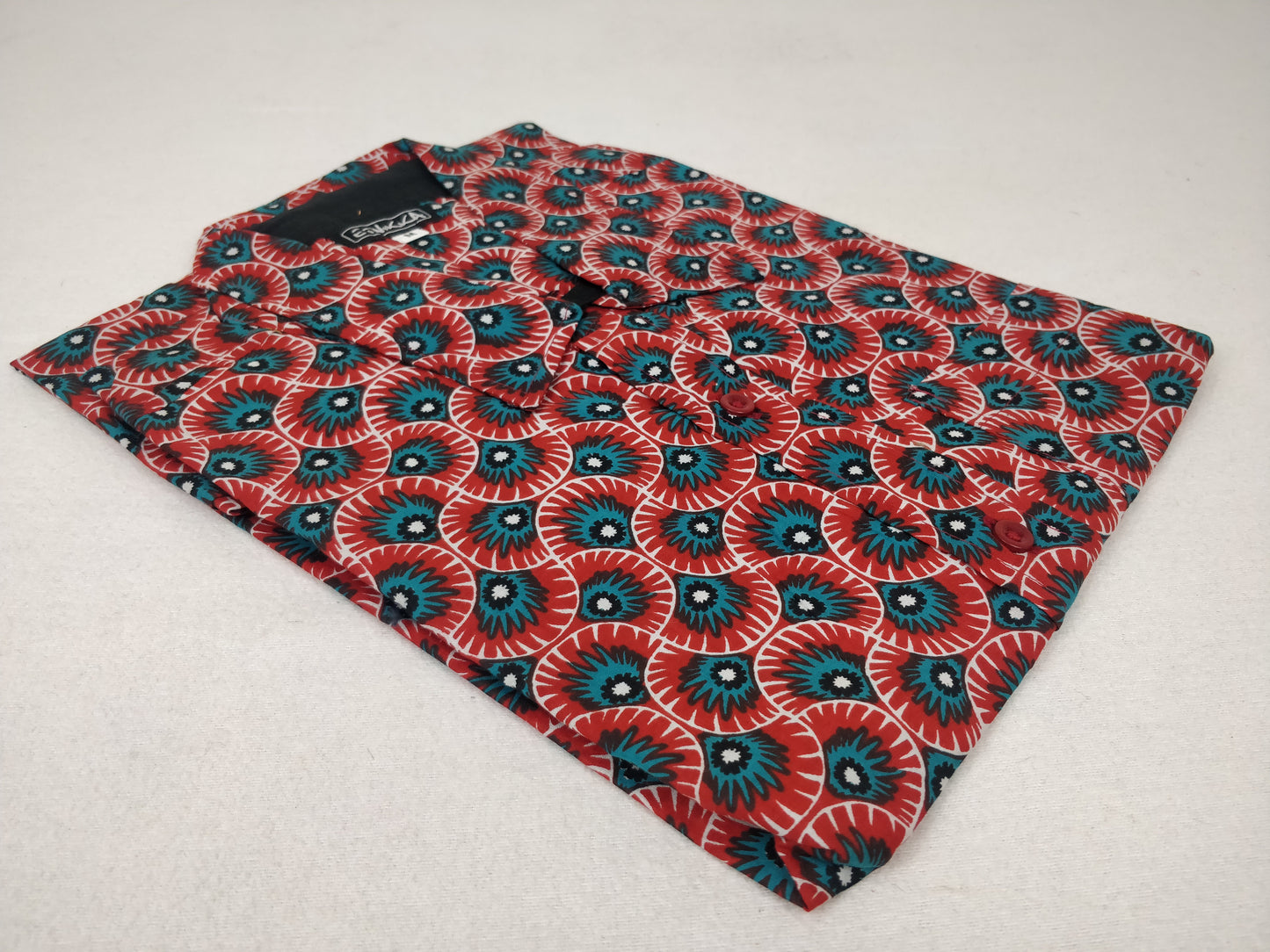 Chemise homme Ribhu manches courtes. Chemise en coton. Motifs ethnique rouge et bleu.