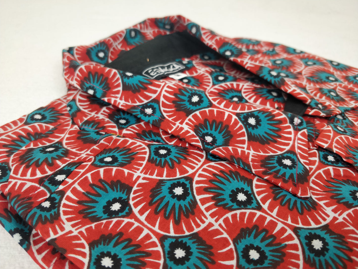 Chemise homme Ribhu manches courtes. Chemise en coton. Motifs ethnique rouge et bleu.