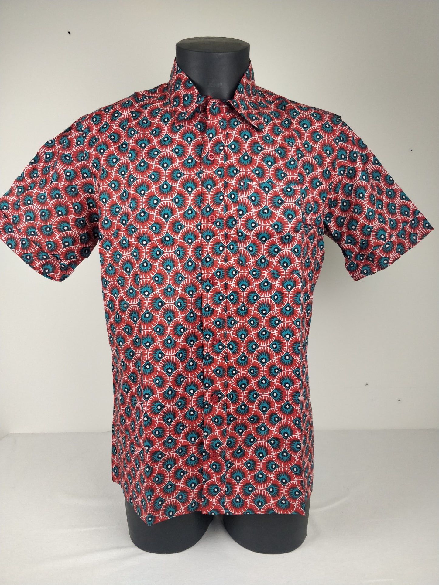 Chemise homme Ribhu manches courtes. Chemise en coton. Motifs ethnique rouge et bleu.