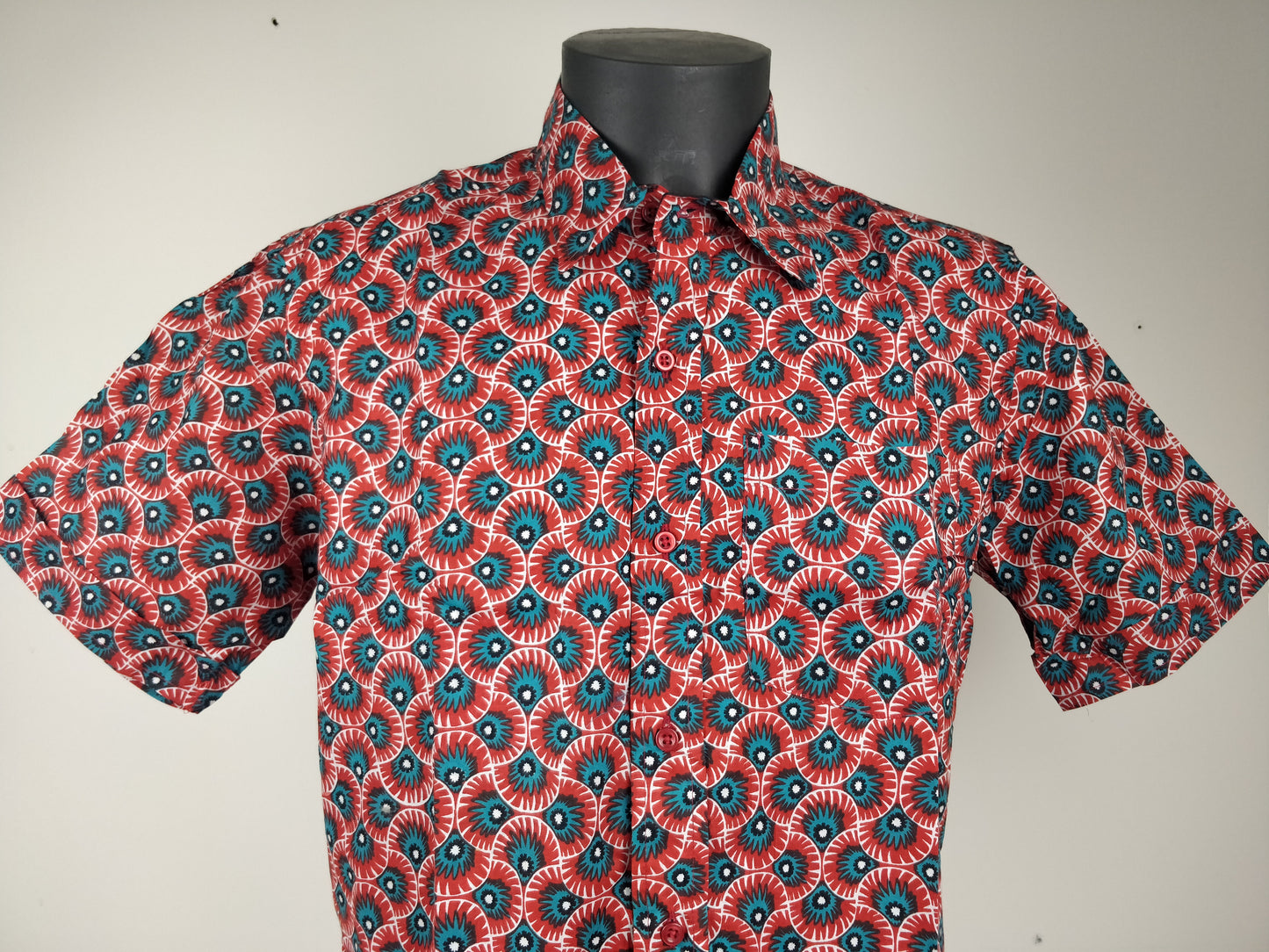 Chemise homme Ribhu manches courtes. Chemise en coton. Motifs ethnique rouge et bleu.