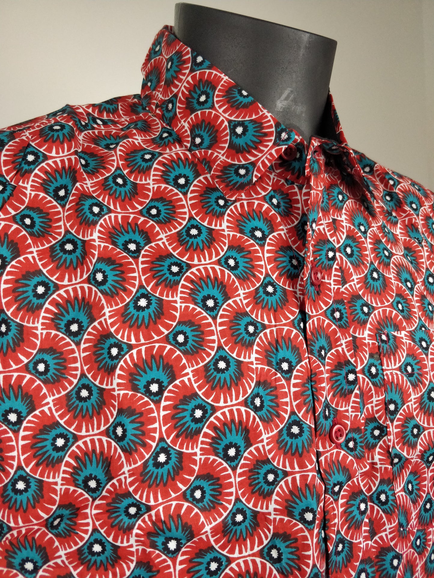 Chemise homme Ribhu manches courtes. Chemise en coton. Motifs ethnique rouge et bleu.