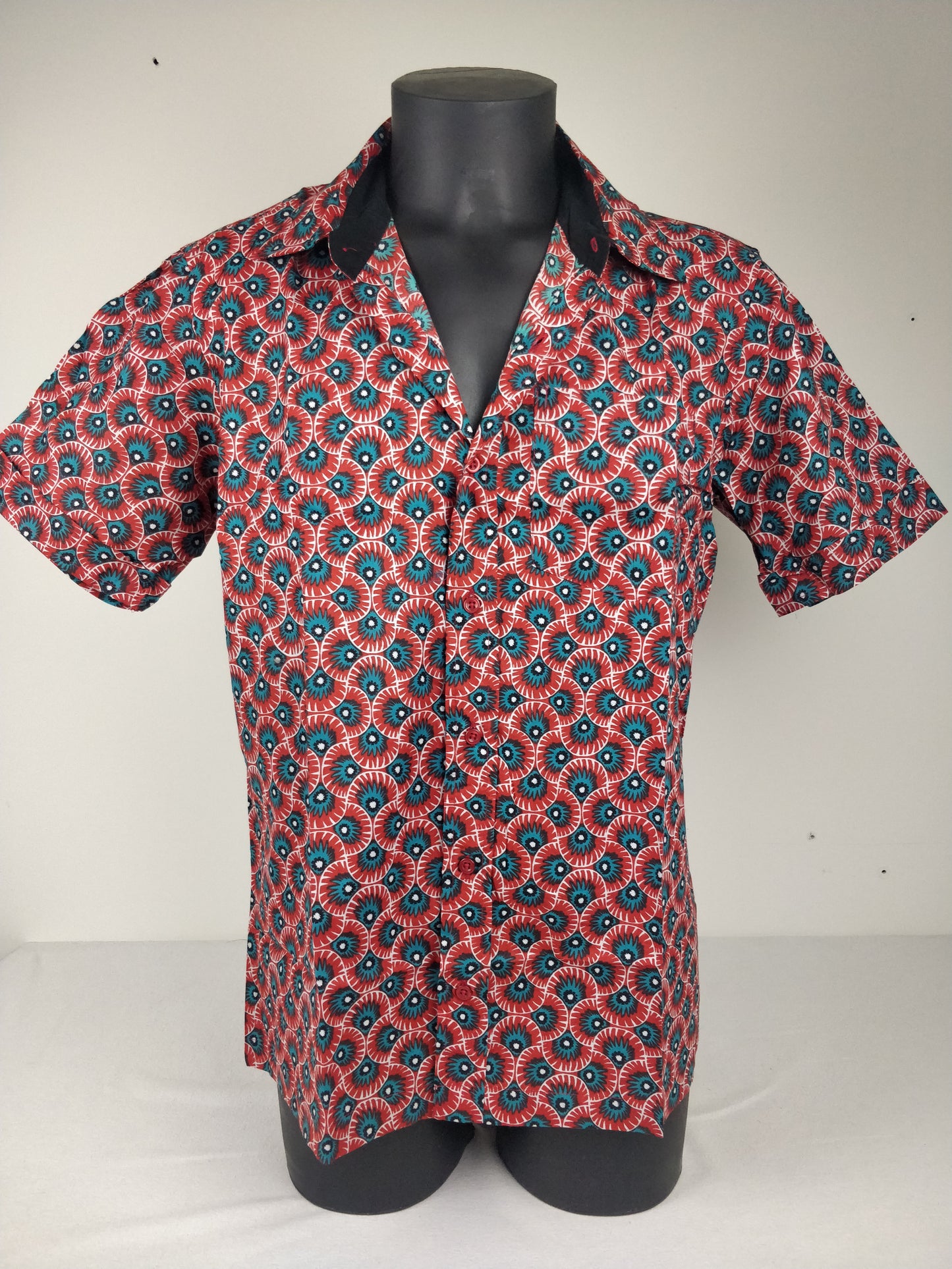 Chemise homme Ribhu manches courtes. Chemise en coton. Motifs ethnique rouge et bleu.