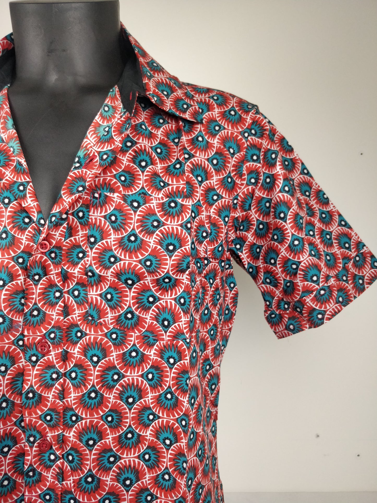 Chemise homme Ribhu manches courtes. Chemise en coton. Motifs ethnique rouge et bleu.