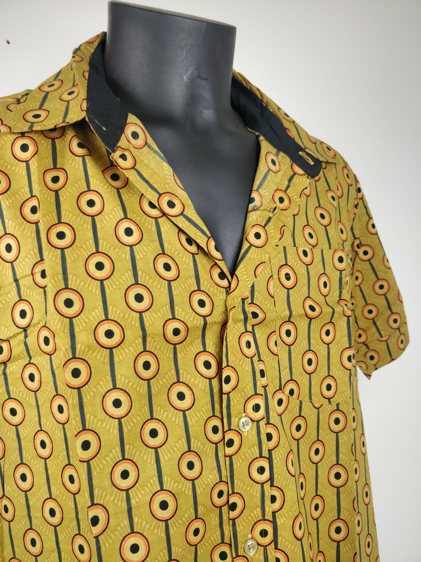 Chemise homme Ribhu manches courtes. Chemise en coton. Motifs géométrique marron.