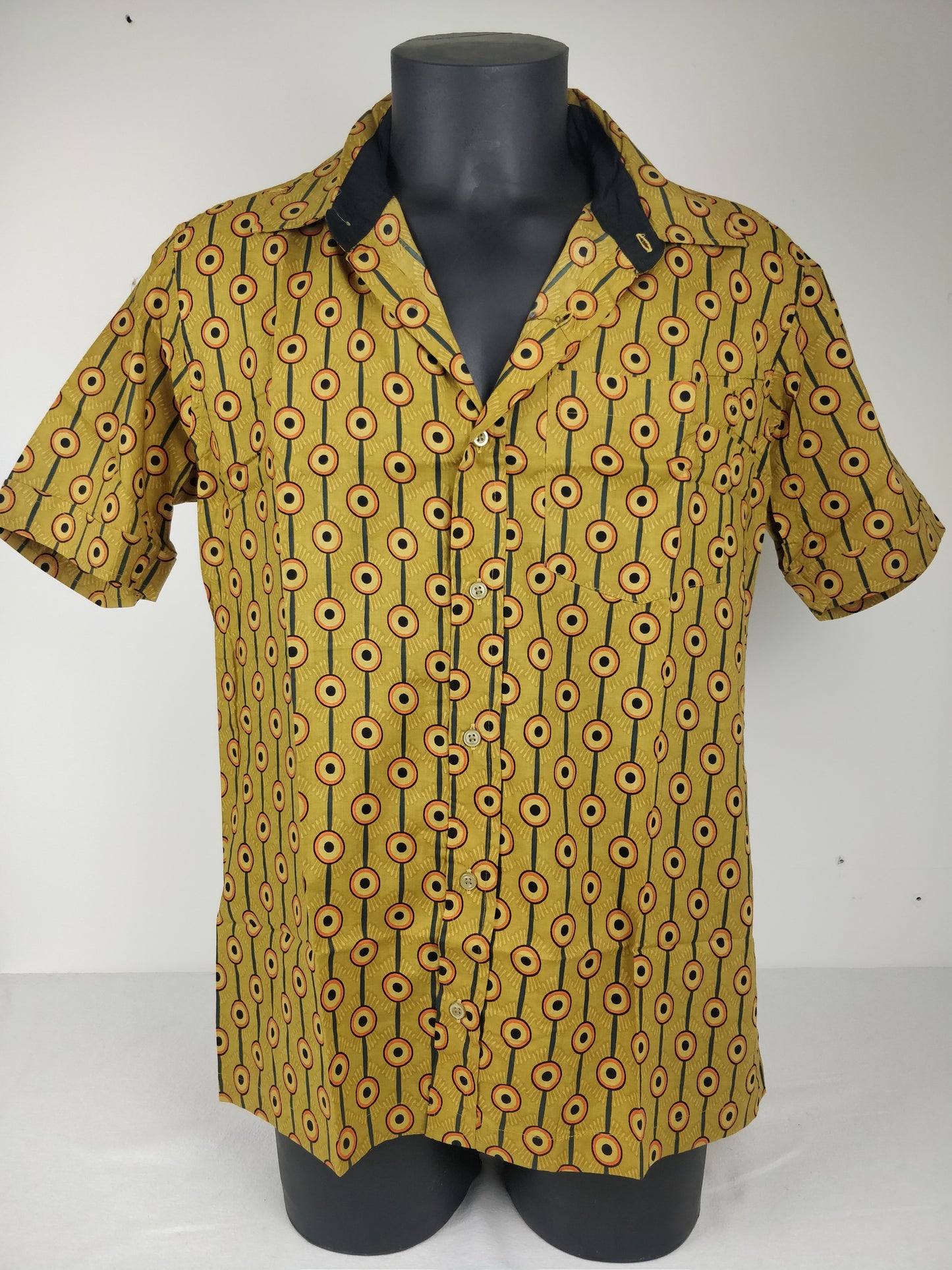 Chemise homme Ribhu manches courtes. Chemise en coton. Motifs géométrique marron.