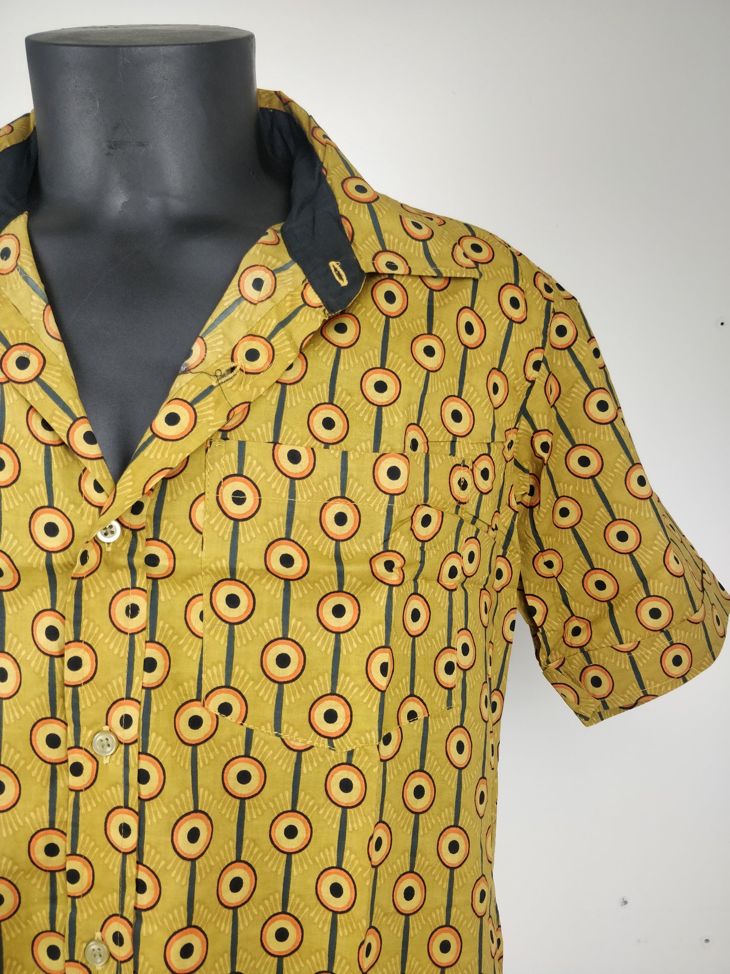 Chemise homme Ribhu manches courtes. Chemise en coton. Motifs géométrique marron.