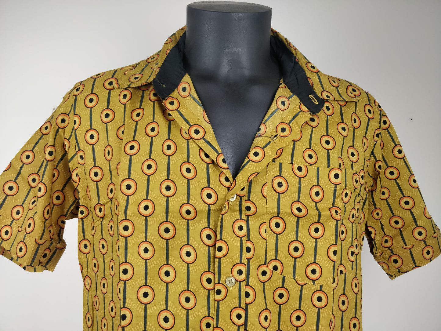 Chemise homme Ribhu manches courtes. Chemise en coton. Motifs géométrique marron.