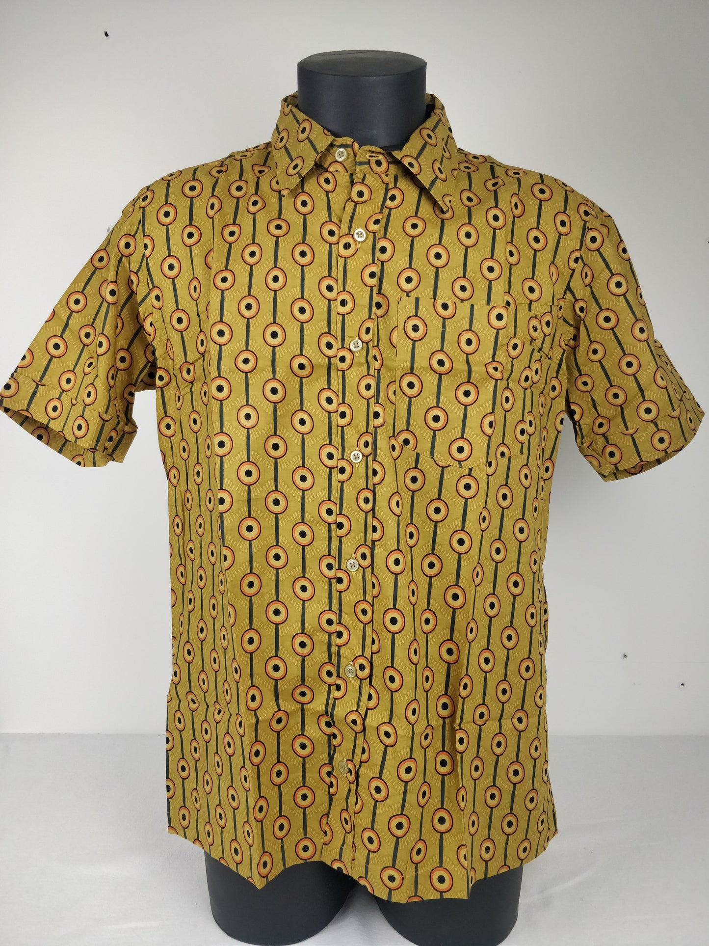 Chemise homme Ribhu manches courtes. Chemise en coton. Motifs géométrique marron.