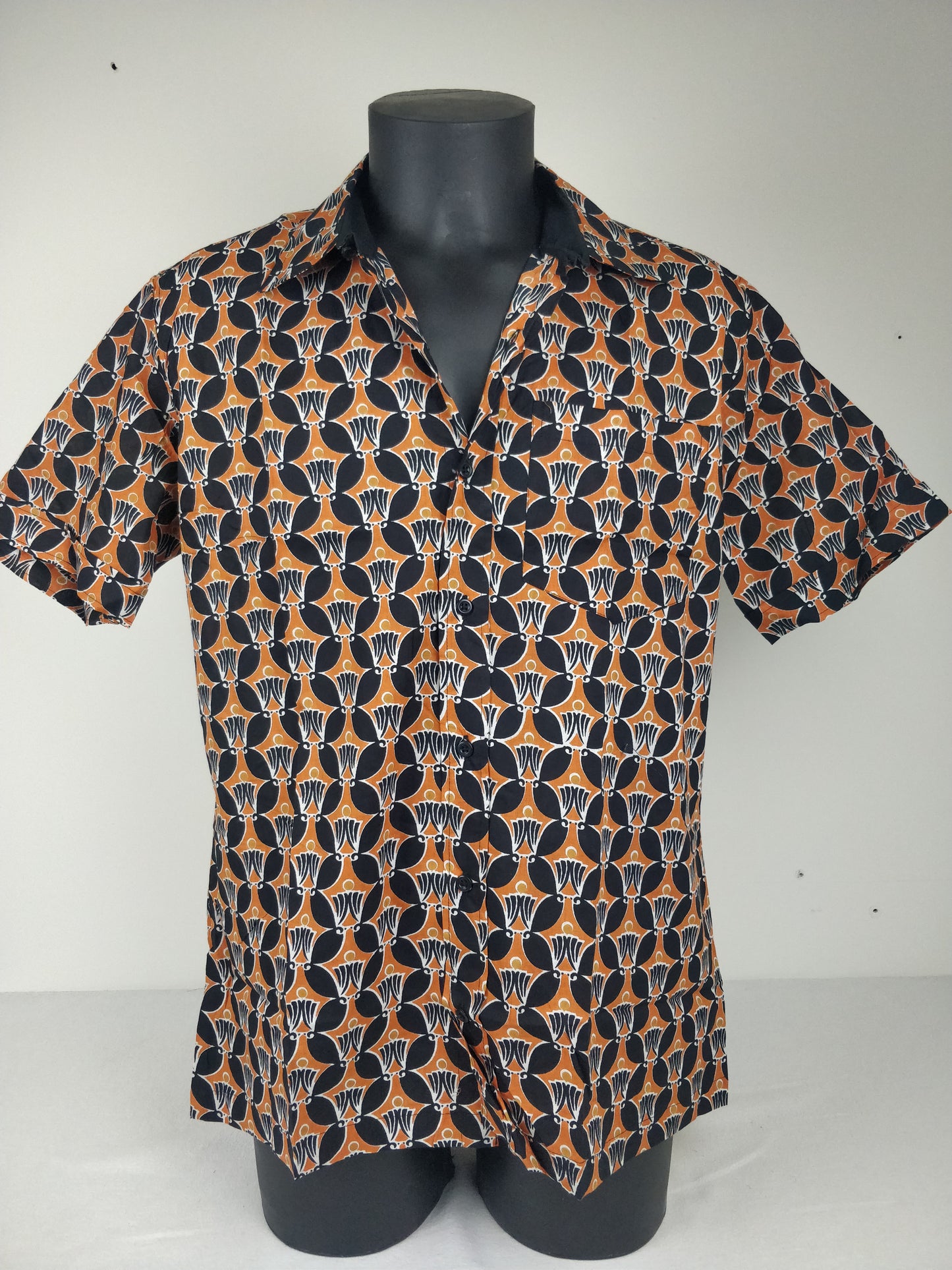 Chemise homme Ribhu manches courtes. Chemise en coton. Motifs ethnique orange et noir.