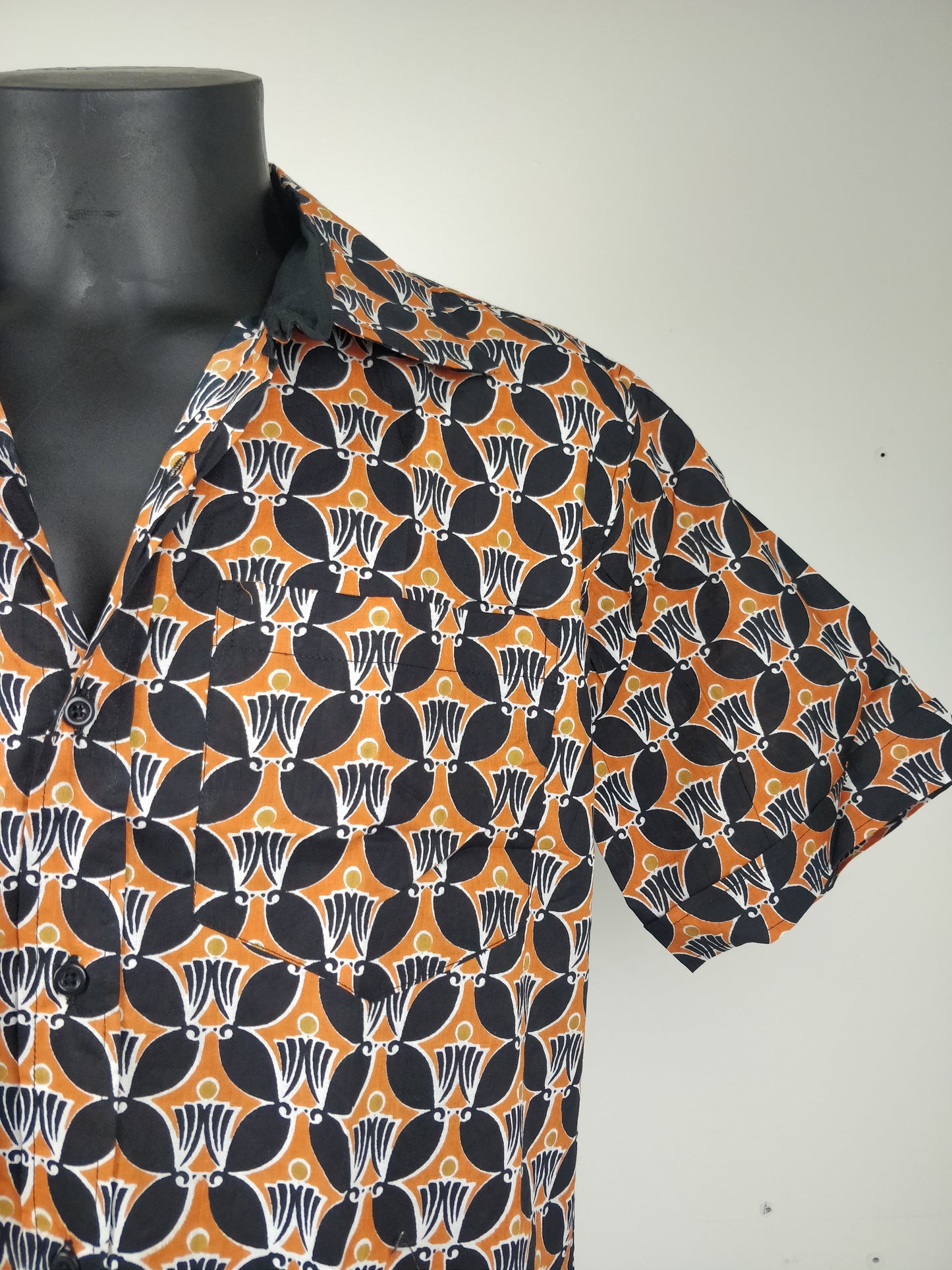 Chemise homme Ribhu manches courtes. Chemise en coton. Motifs ethnique orange et noir.