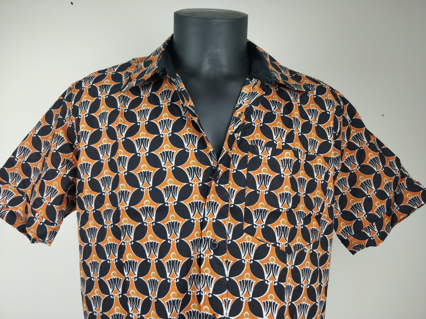 Chemise homme Ribhu manches courtes. Chemise en coton. Motifs ethnique orange et noir.