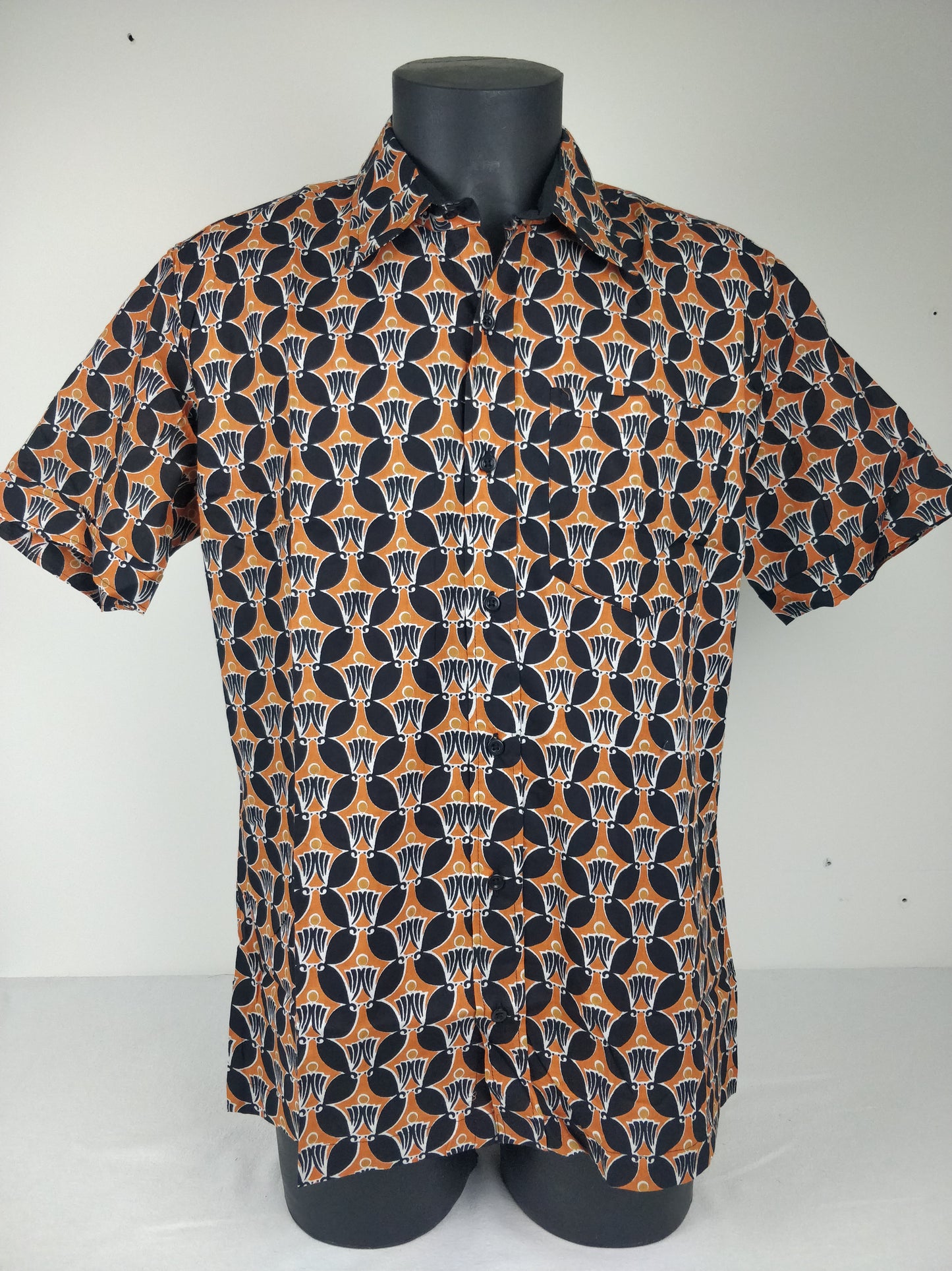 Chemise homme Ribhu manches courtes. Chemise en coton. Motifs ethnique orange et noir.