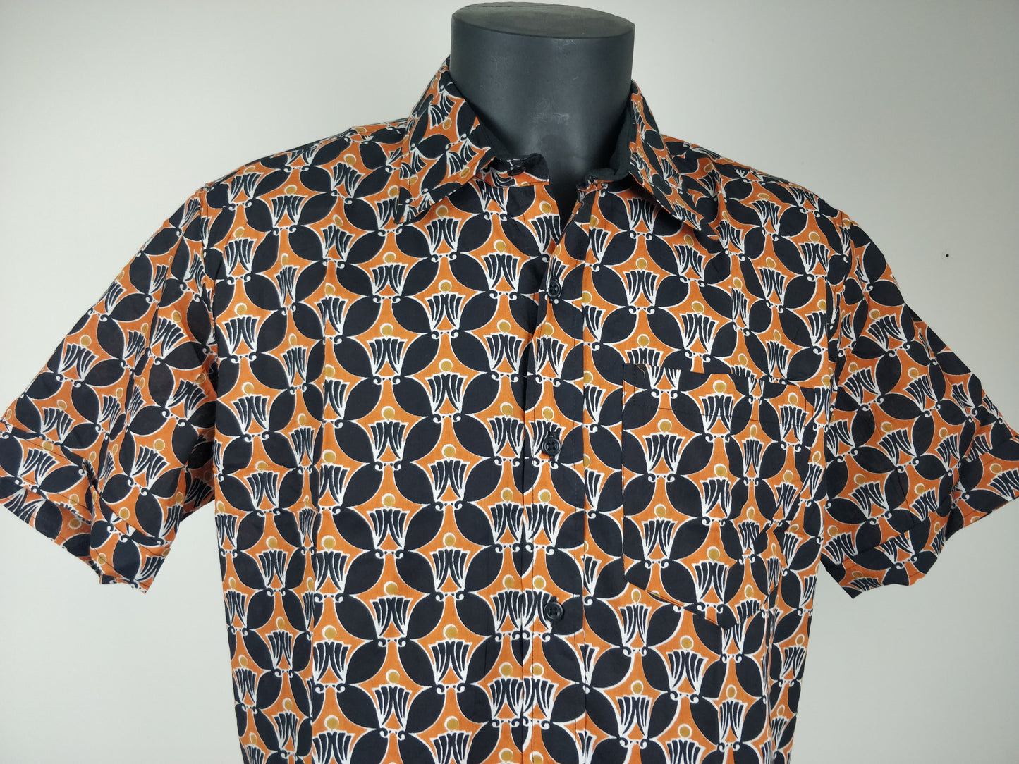 Chemise homme Ribhu manches courtes. Chemise en coton. Motifs ethnique orange et noir.