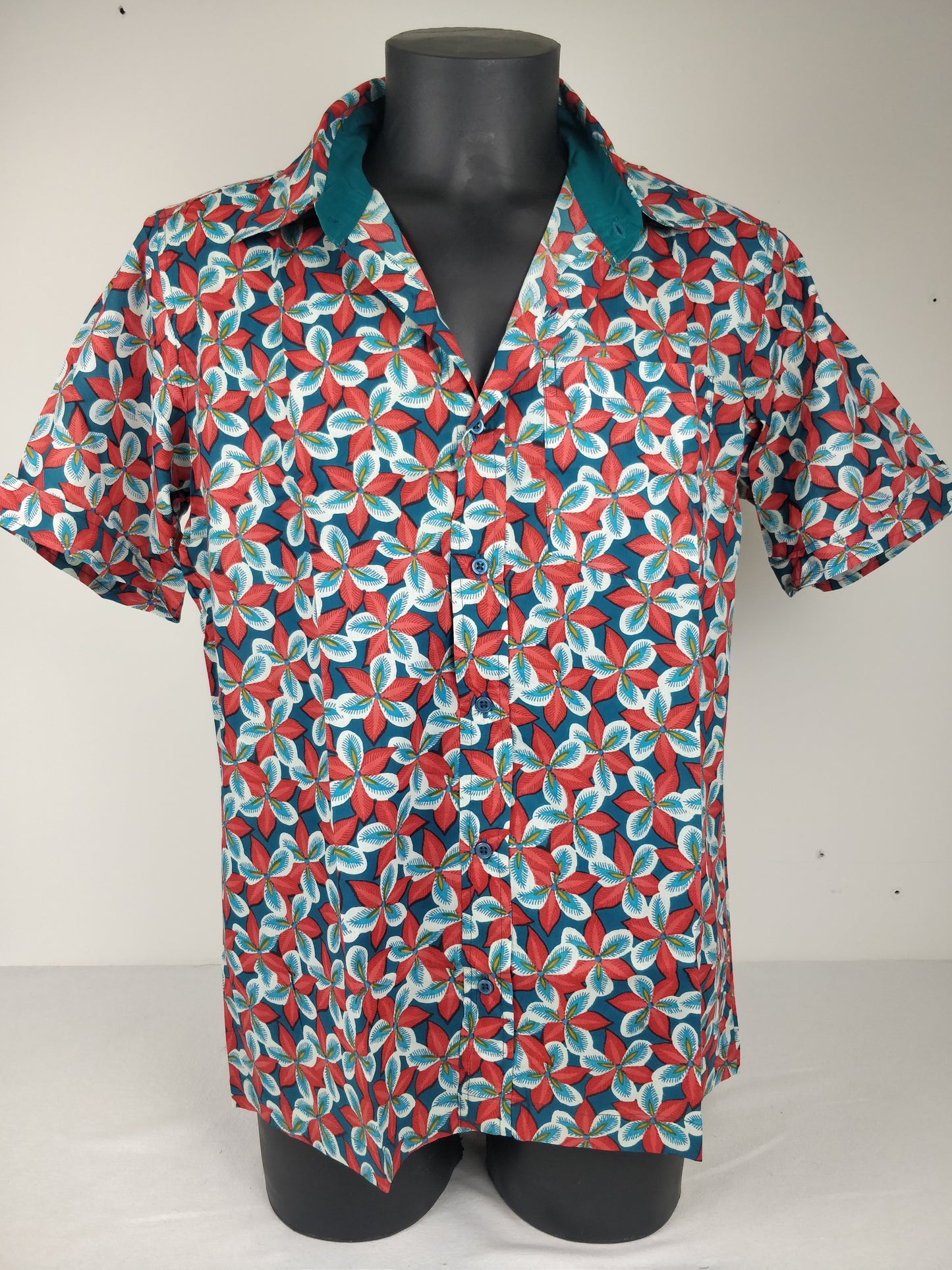 Chemise homme Ribhunmanches courtes. Chemise en coton. Motifs fleuri rouge.