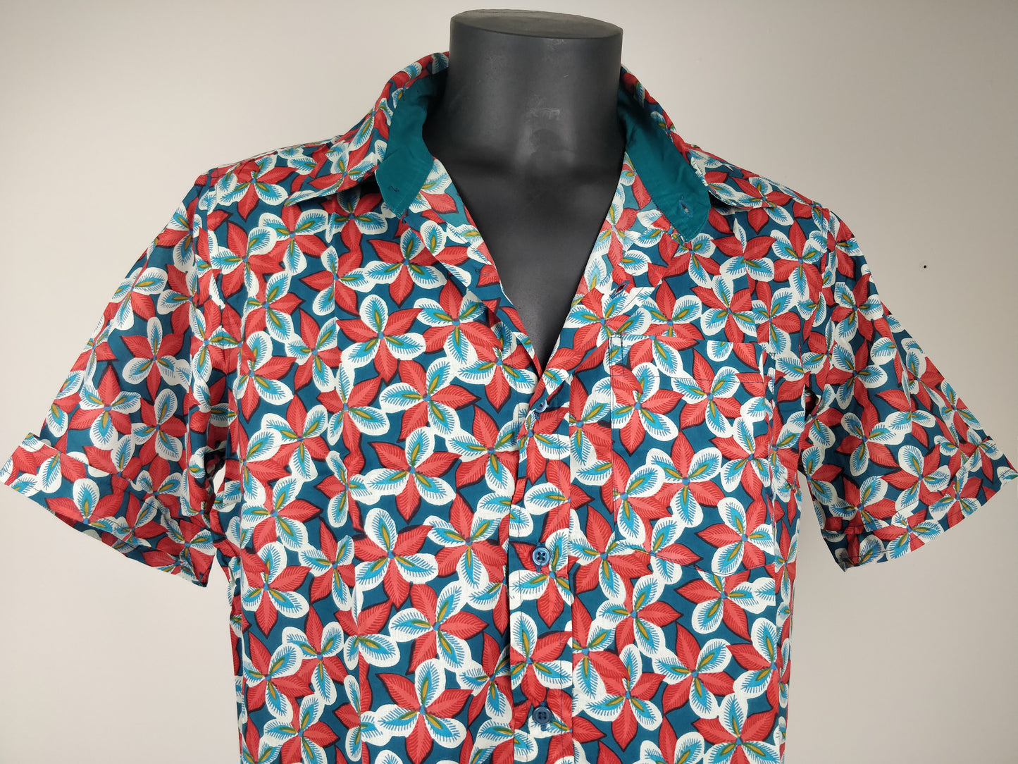 Chemise homme Ribhunmanches courtes. Chemise en coton. Motifs fleuri rouge.