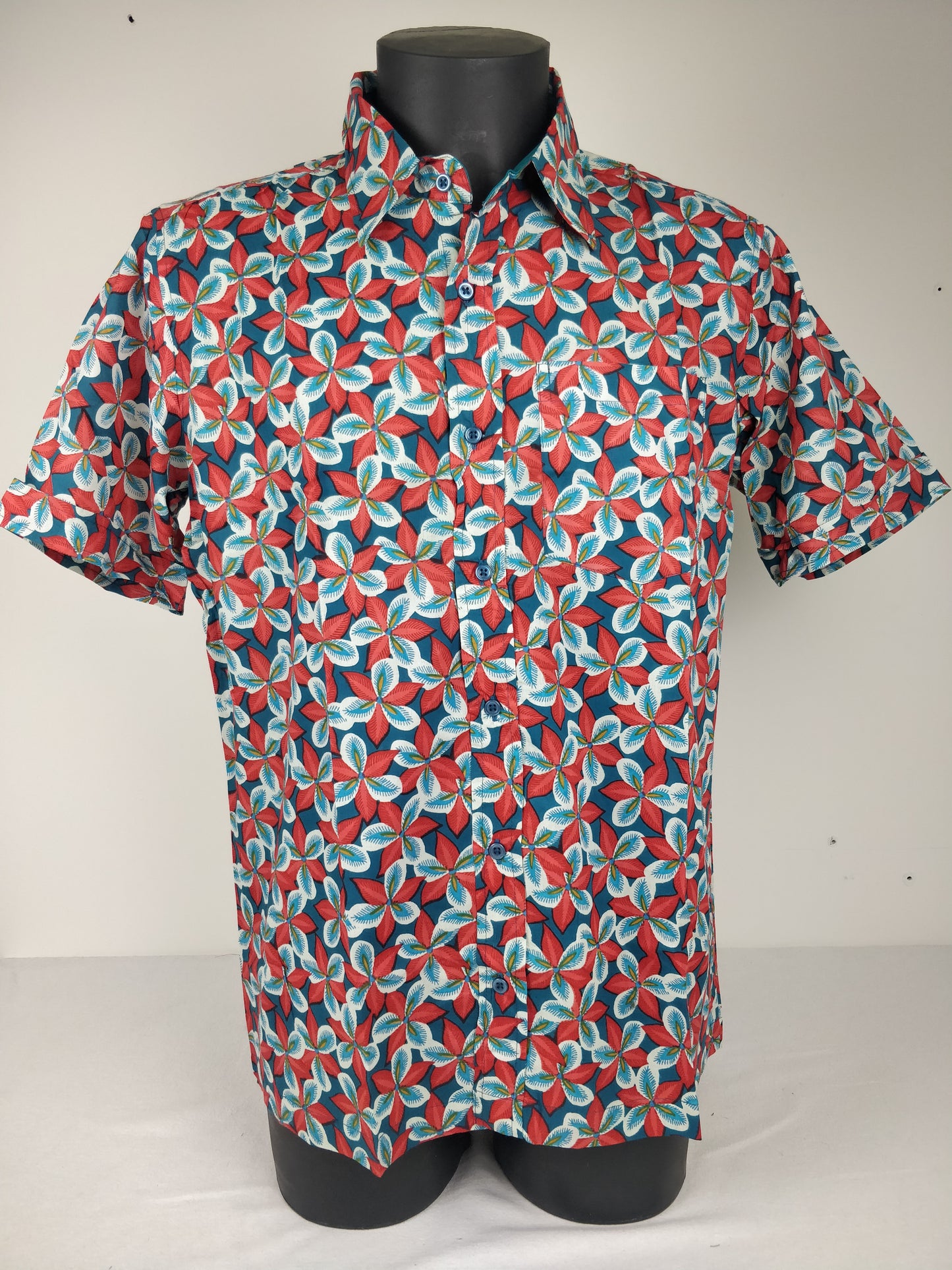 Chemise homme Ribhunmanches courtes. Chemise en coton. Motifs fleuri rouge.