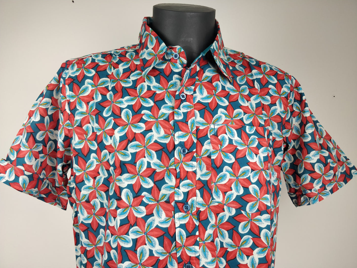 Chemise homme Ribhunmanches courtes. Chemise en coton. Motifs fleuri rouge.