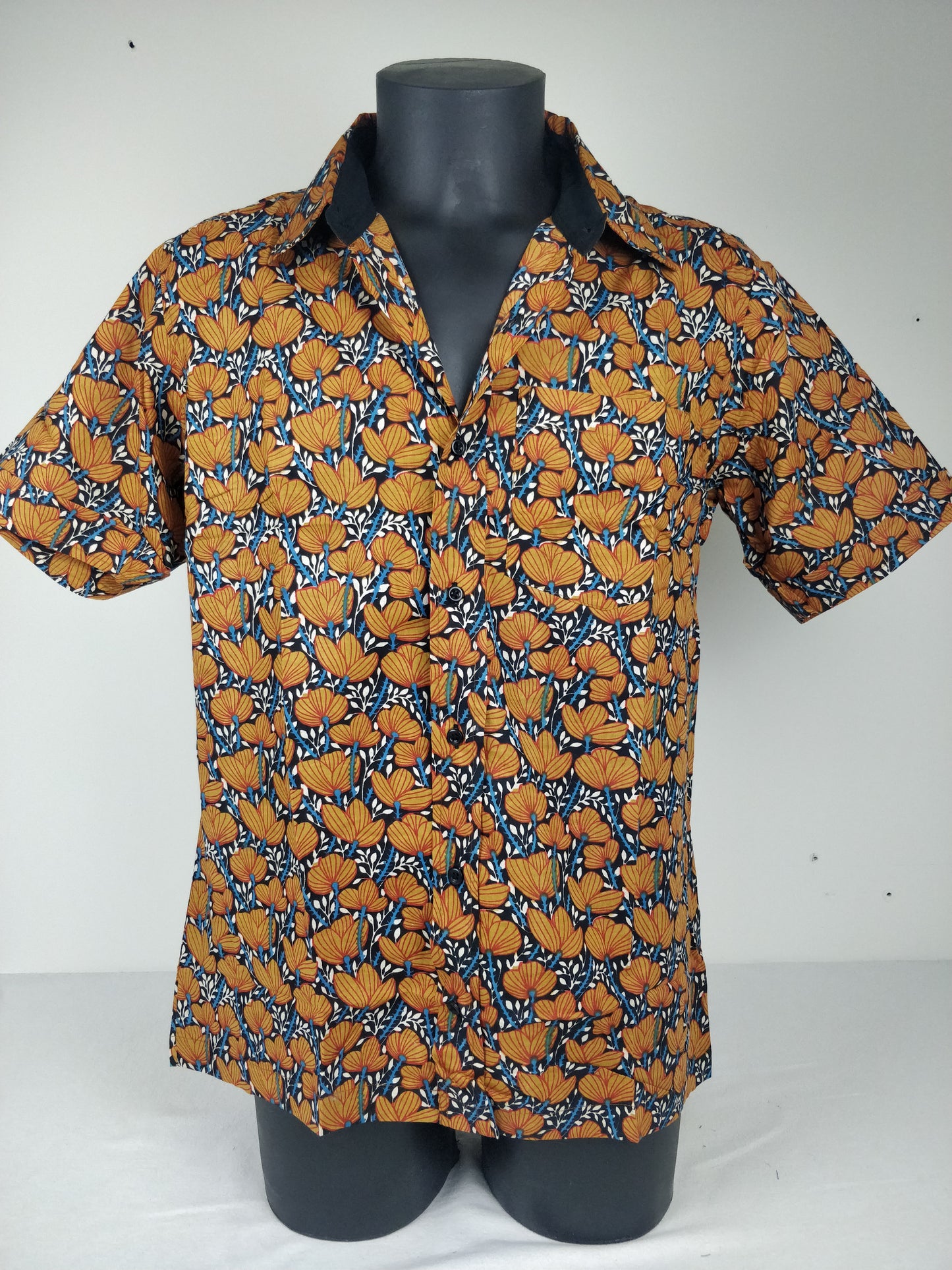 Chemise homme Ribhu manches courtes. Chemise en coton. Motifs fleuri marron.