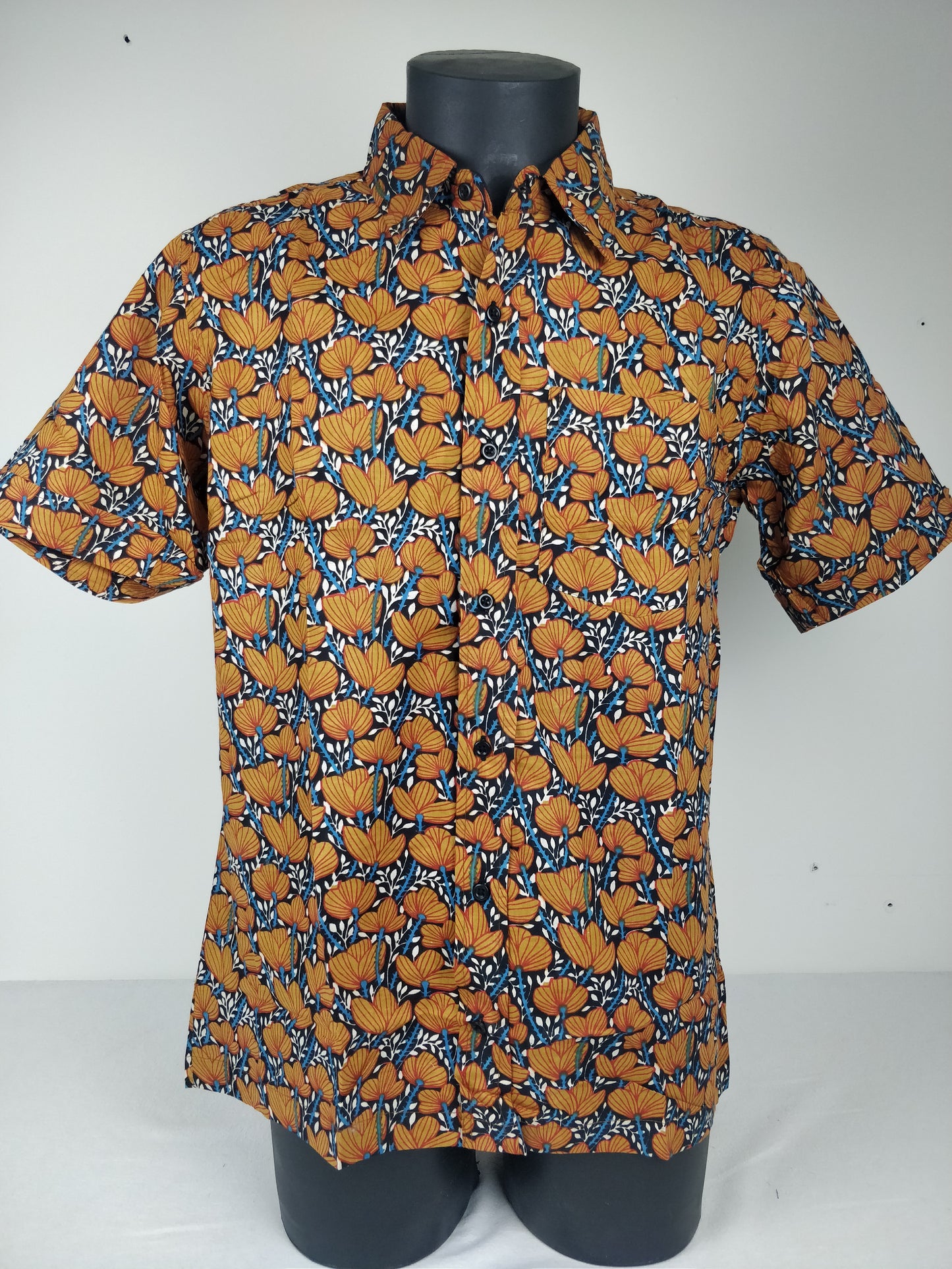 Chemise homme Ribhu manches courtes. Chemise en coton. Motifs fleuri marron.