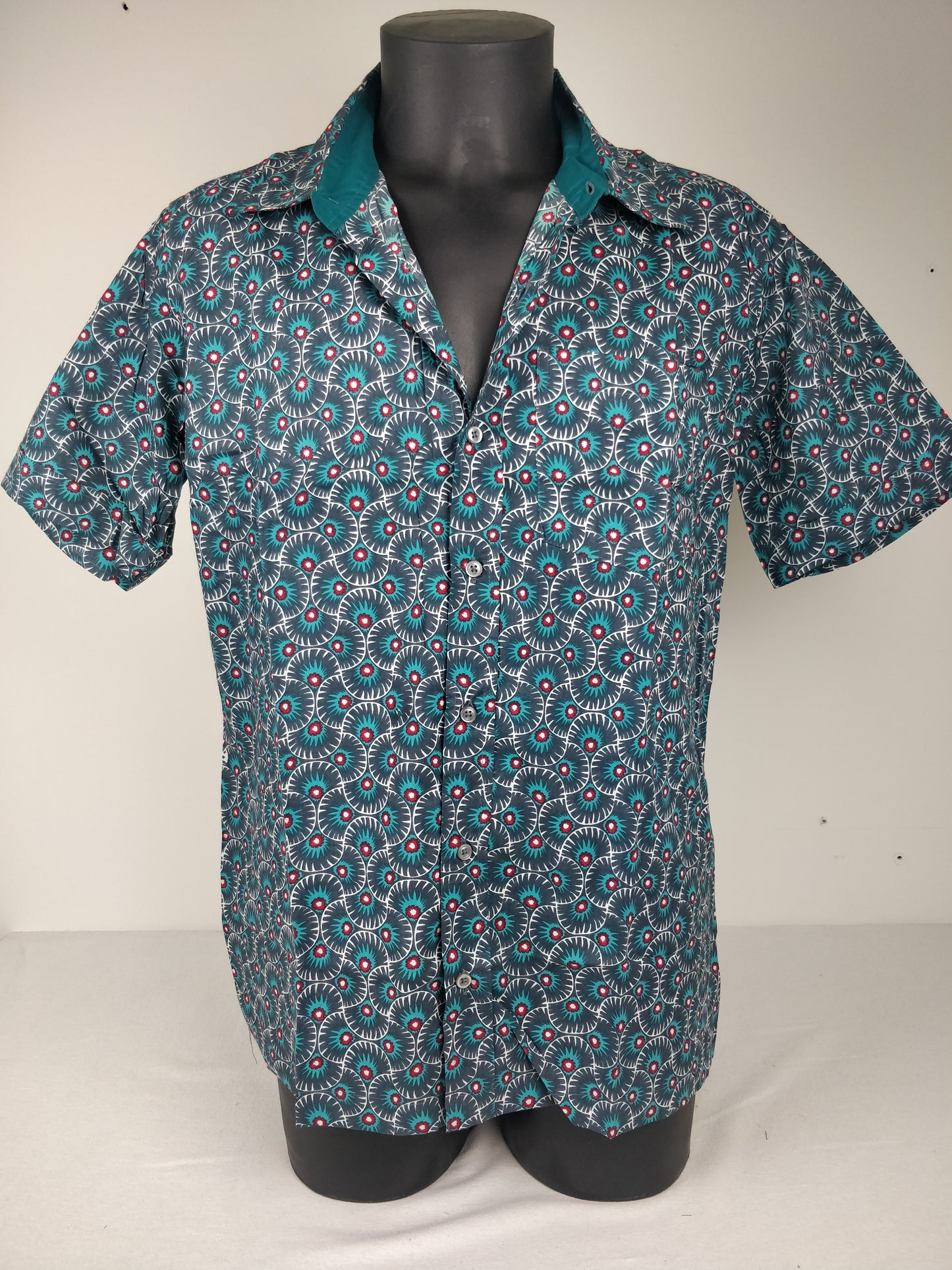 Chemise homme Ribhu manches courtes. Chemise en coton. Motifs ethnique gris, bleu et rouge.