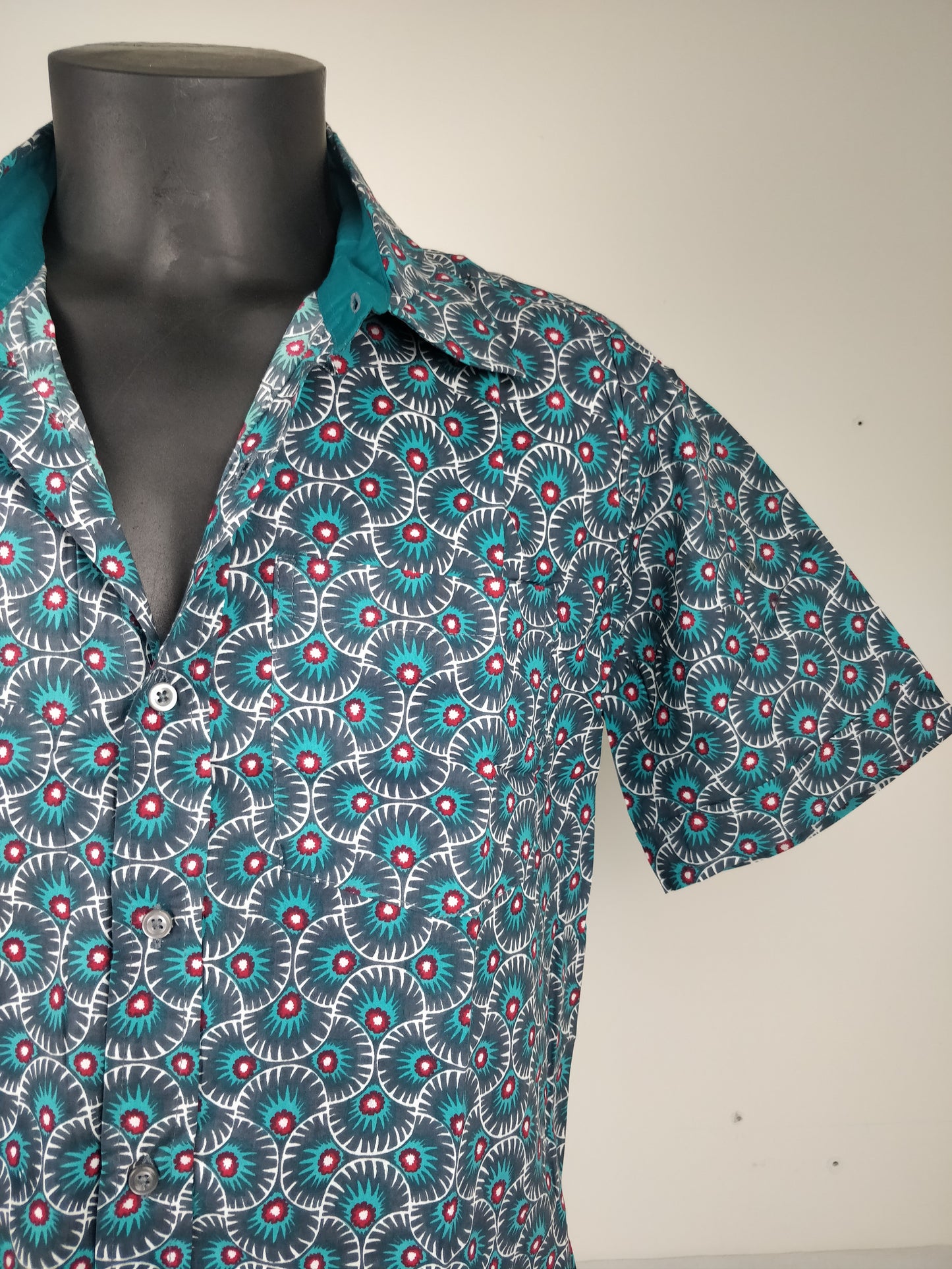 Chemise homme Ribhu manches courtes. Chemise en coton. Motifs ethnique gris, bleu et rouge.