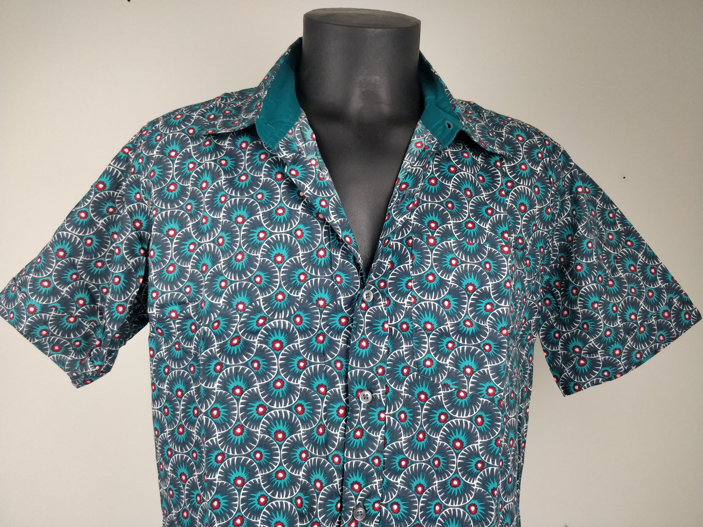 Chemise homme Ribhu manches courtes. Chemise en coton. Motifs ethnique gris, bleu et rouge.