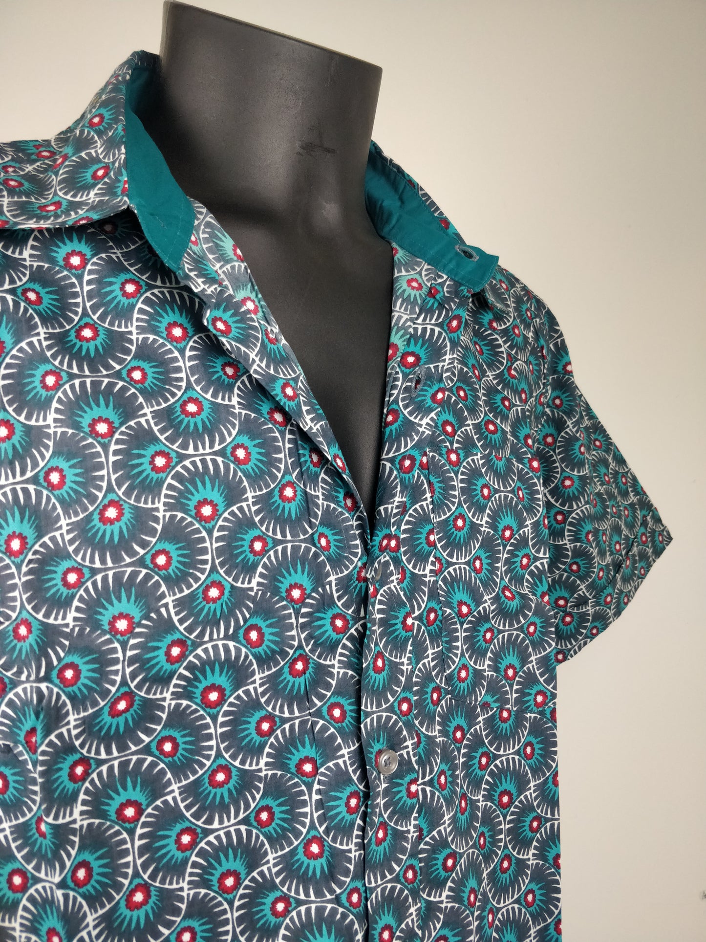 Chemise homme Ribhu manches courtes. Chemise en coton. Motifs ethnique gris, bleu et rouge.