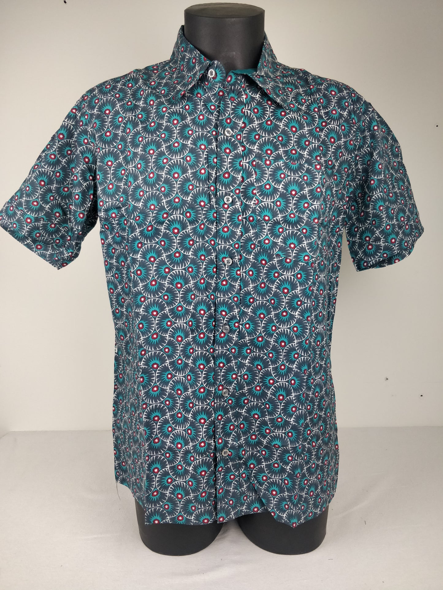 Chemise homme Ribhu manches courtes. Chemise en coton. Motifs ethnique gris, bleu et rouge.