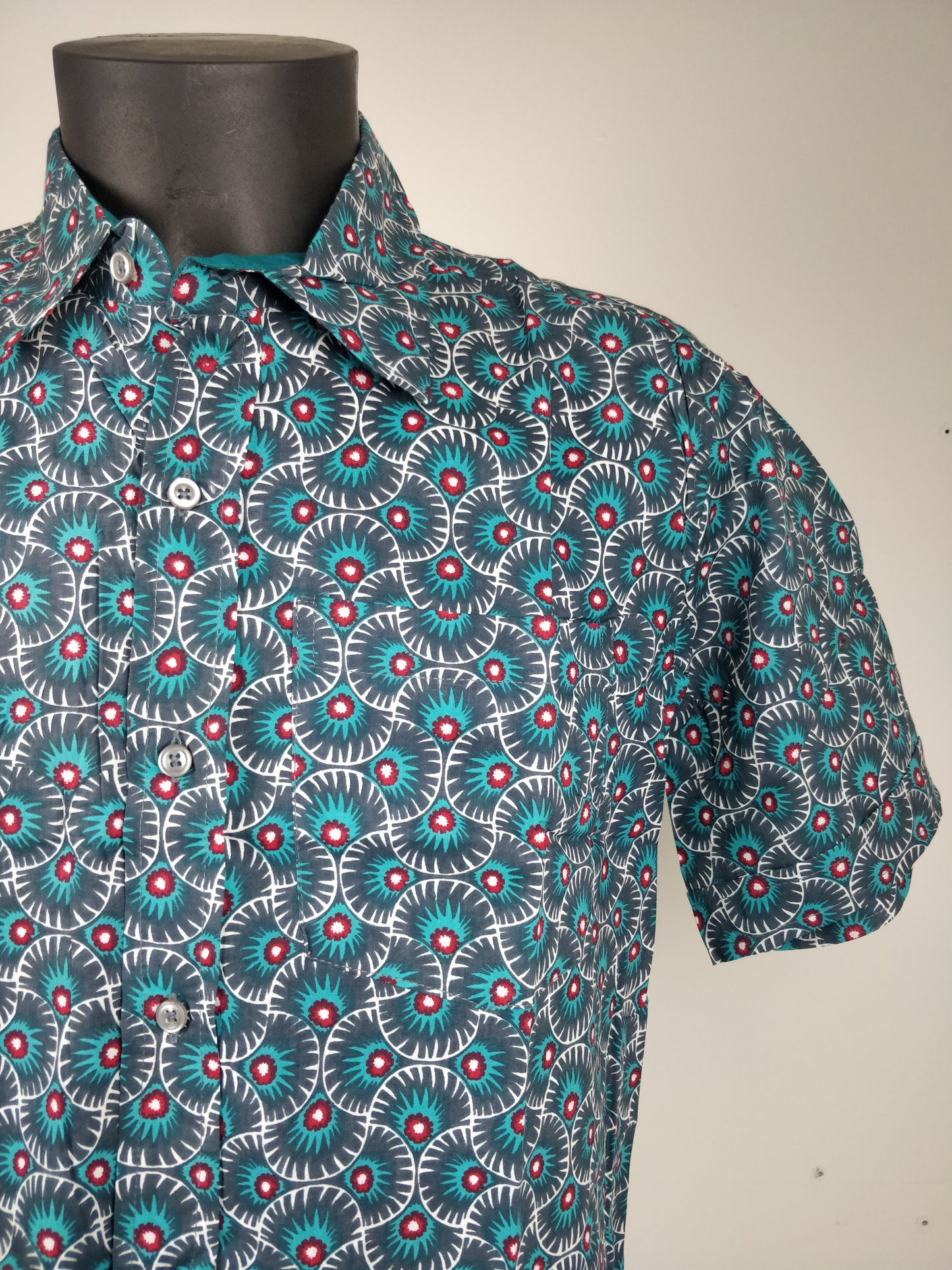 Chemise homme Ribhu manches courtes. Chemise en coton. Motifs ethnique gris, bleu et rouge.