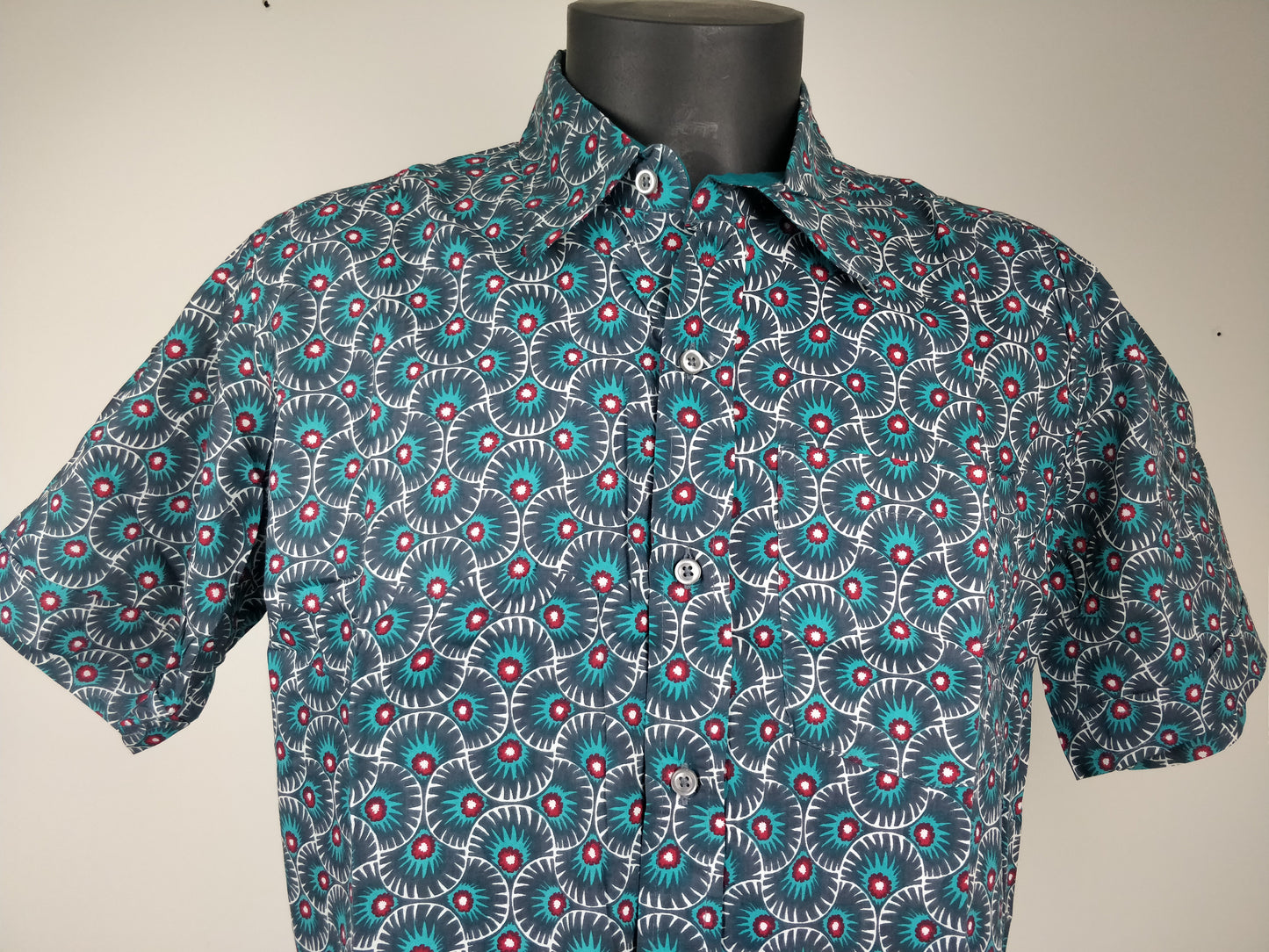 Chemise homme Ribhu manches courtes. Chemise en coton. Motifs ethnique gris, bleu et rouge.