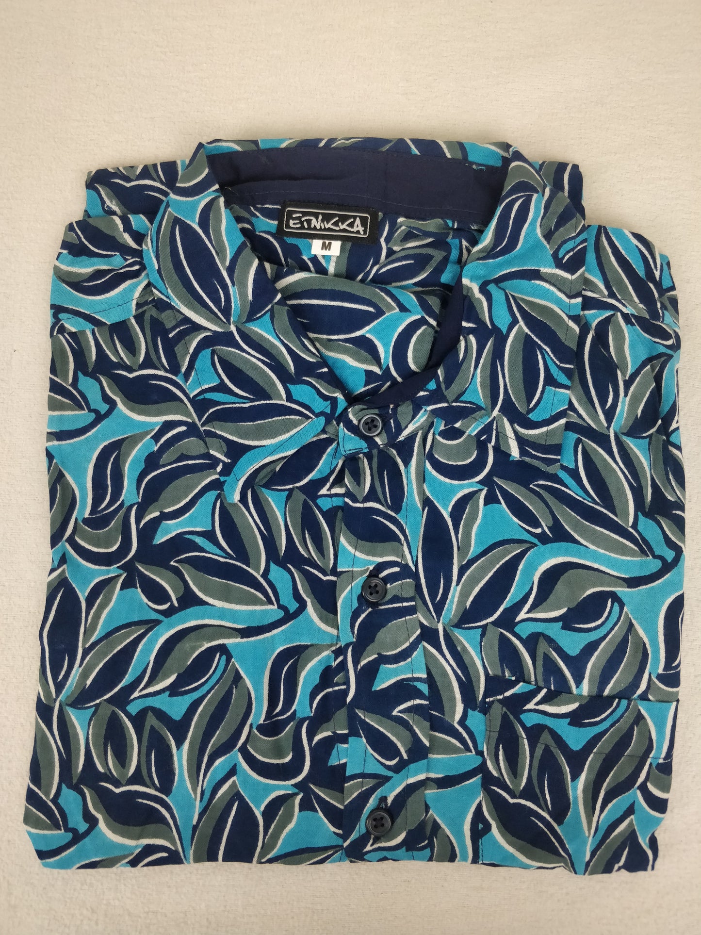 Chemise homme Ribhu manches courtes. Chemise décontractée en rayonne. Motifs fleuri bleu.