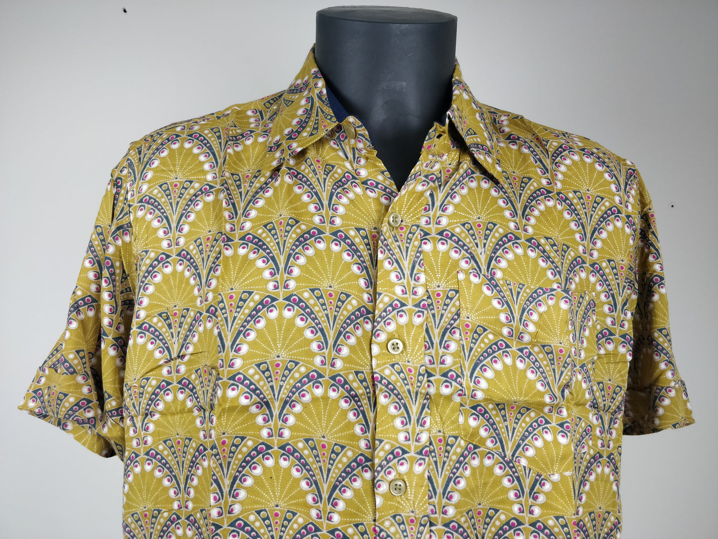 Chemise homme Ribhu manches courtes. Chemise décontracté en rayonne. Motifs ethniques marron.