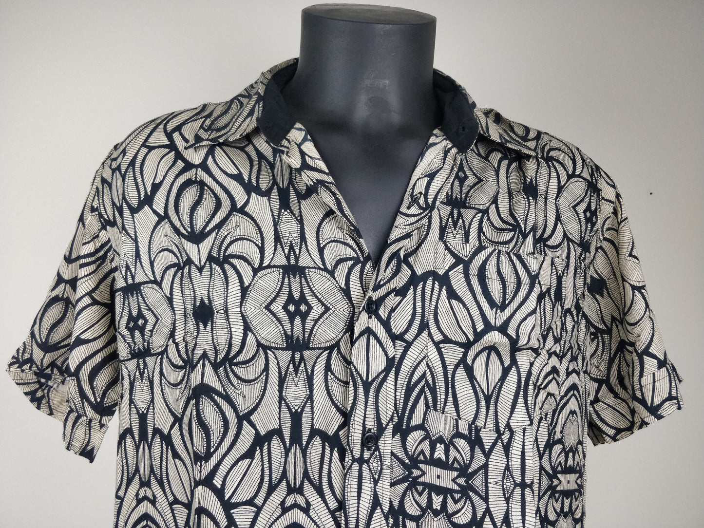 Chemise homme Ribhu manches courtes. Chemise décontracté en rayonne. Motifs ethniques noir.