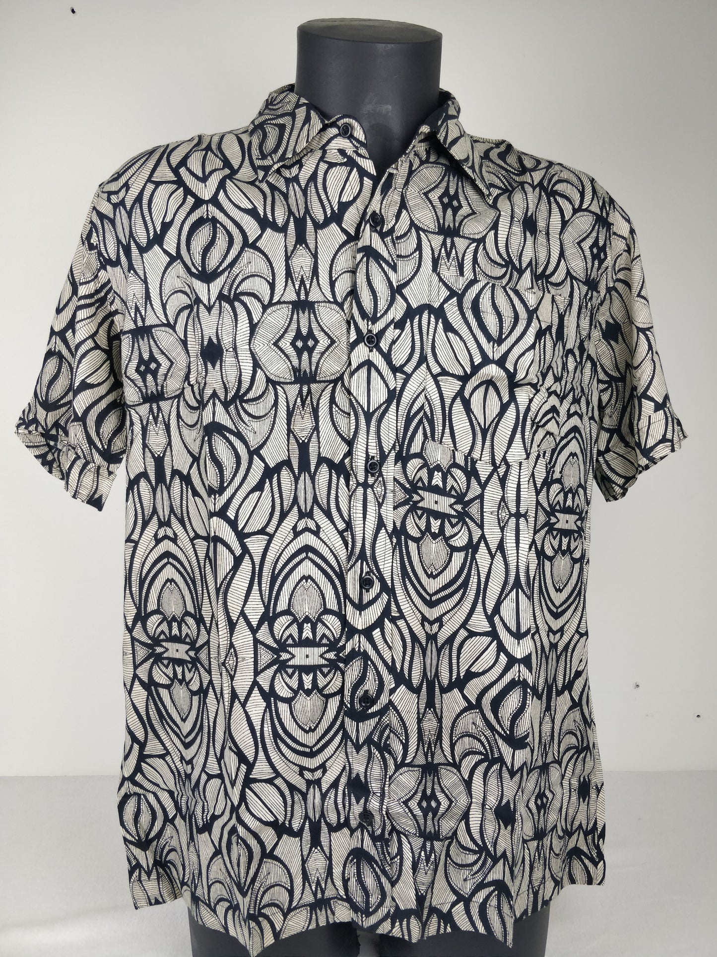 Chemise homme Ribhu manches courtes. Chemise décontracté en rayonne. Motifs ethniques noir.