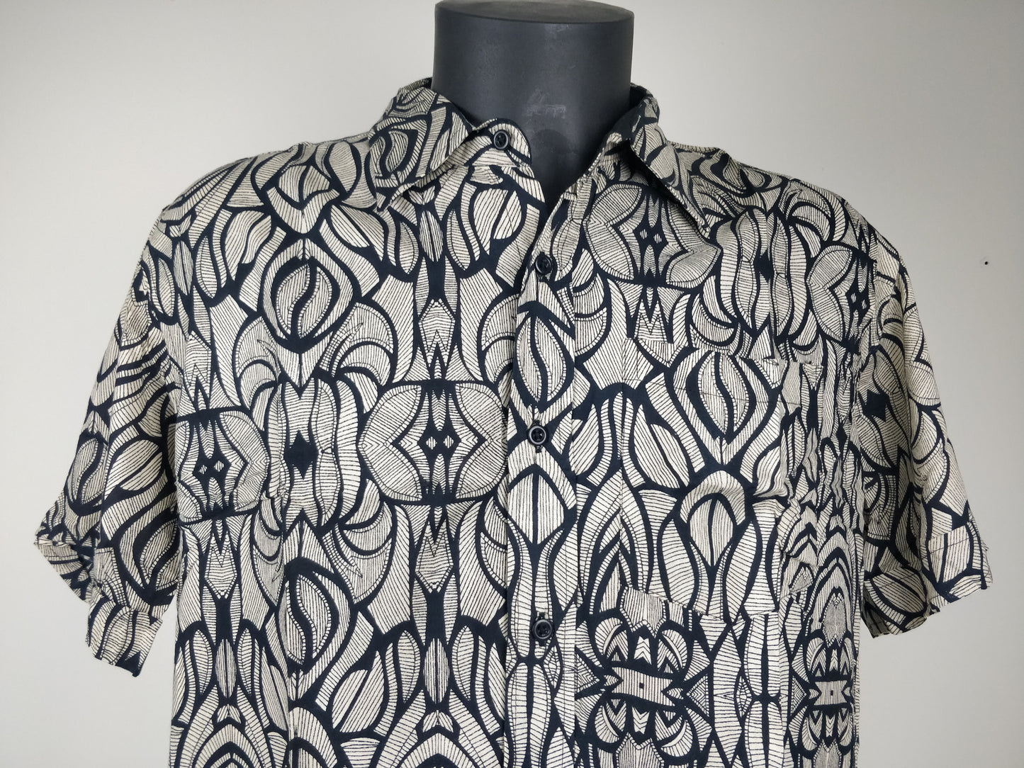 Chemise homme Ribhu manches courtes. Chemise décontracté en rayonne. Motifs ethniques noir.