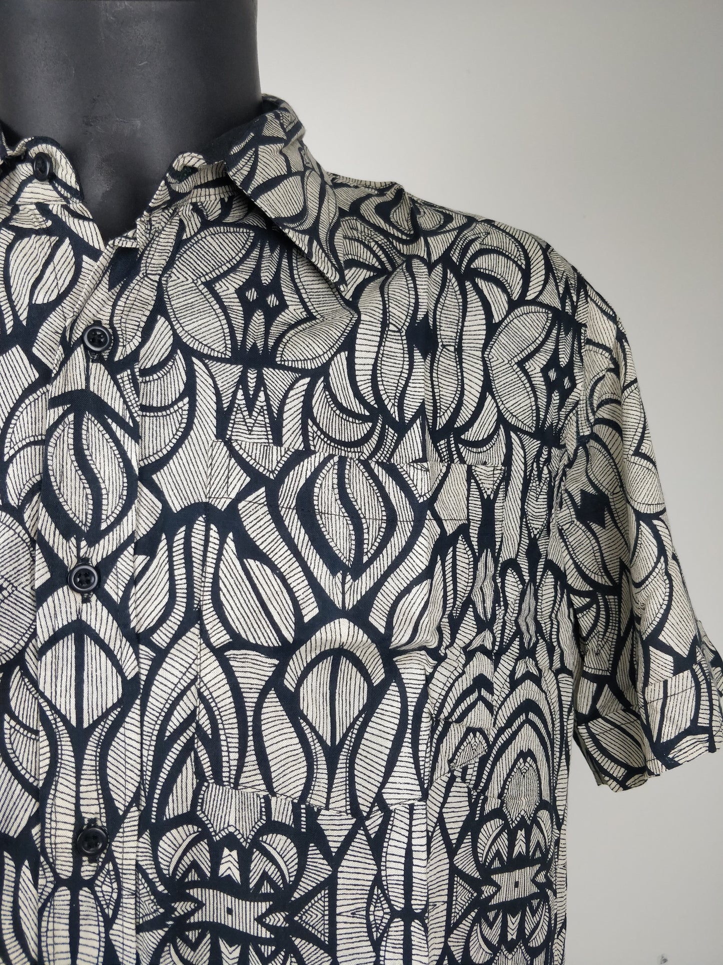 Chemise homme Ribhu manches courtes. Chemise décontracté en rayonne. Motifs ethniques noir.