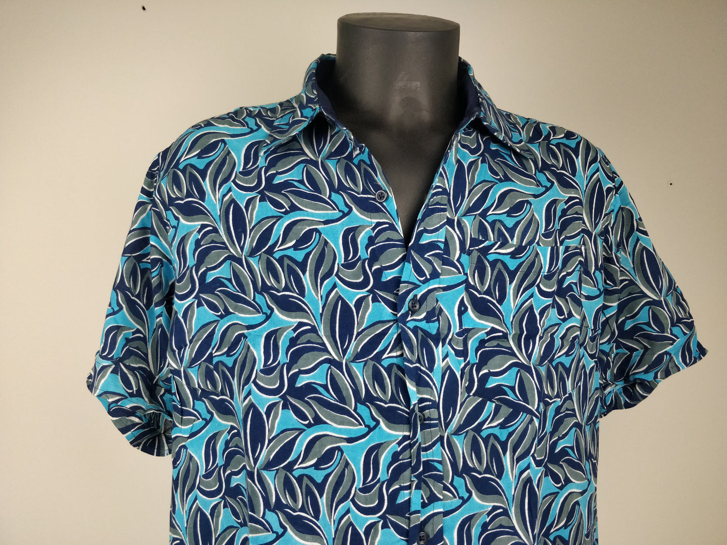 Chemise homme Ribhu manches courtes. Chemise décontractée en rayonne. Motifs fleuri bleu.