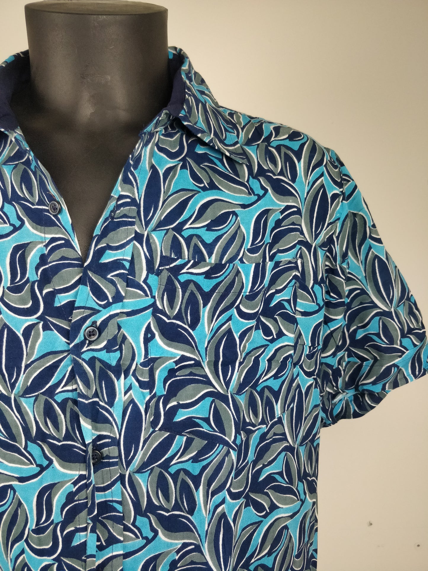 Chemise homme Ribhu manches courtes. Chemise décontractée en rayonne. Motifs fleuri bleu.