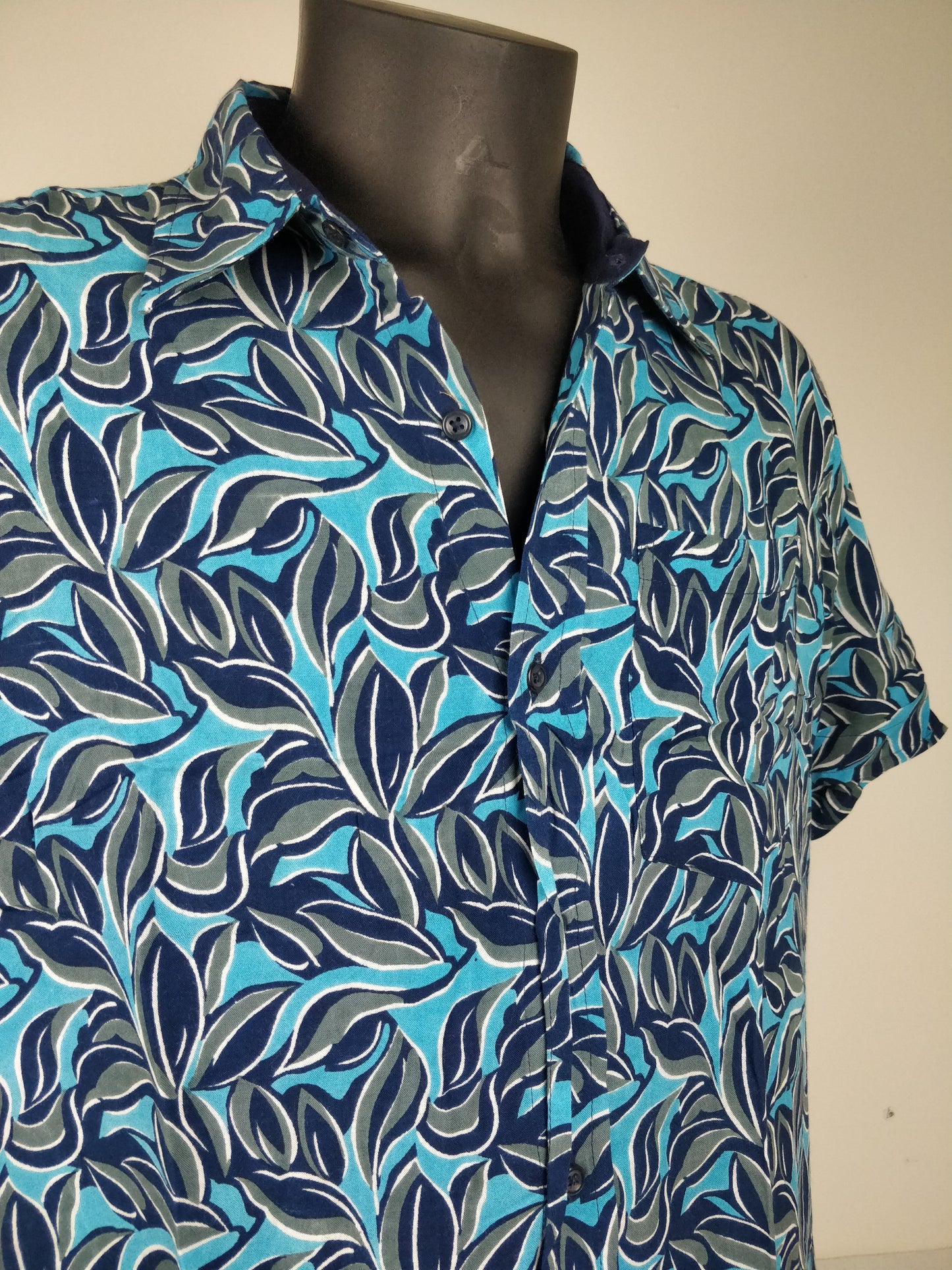 Chemise homme Ribhu manches courtes. Chemise décontractée en rayonne. Motifs fleuri bleu.