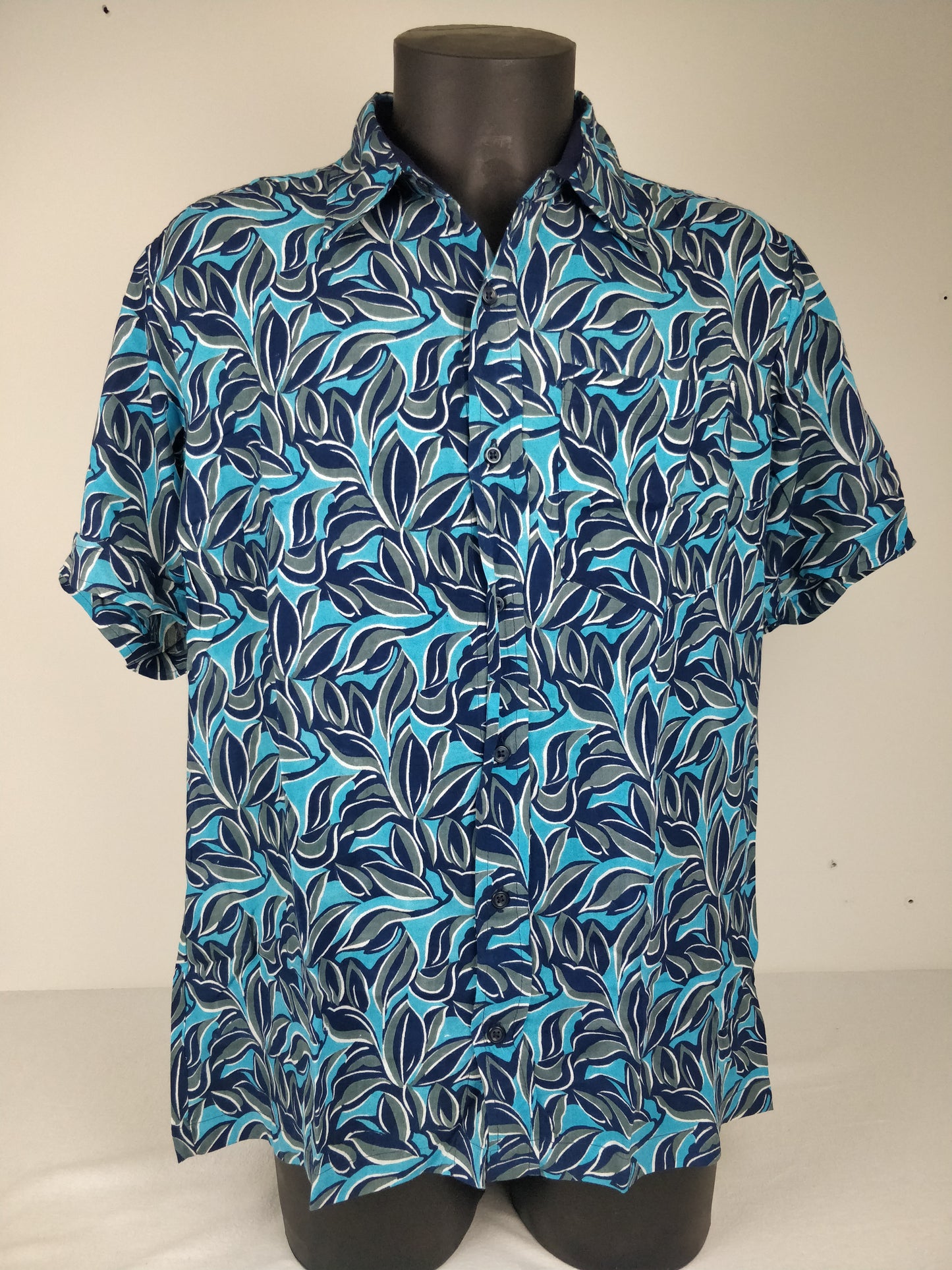 Chemise homme Ribhu manches courtes. Chemise décontractée en rayonne. Motifs fleuri bleu.