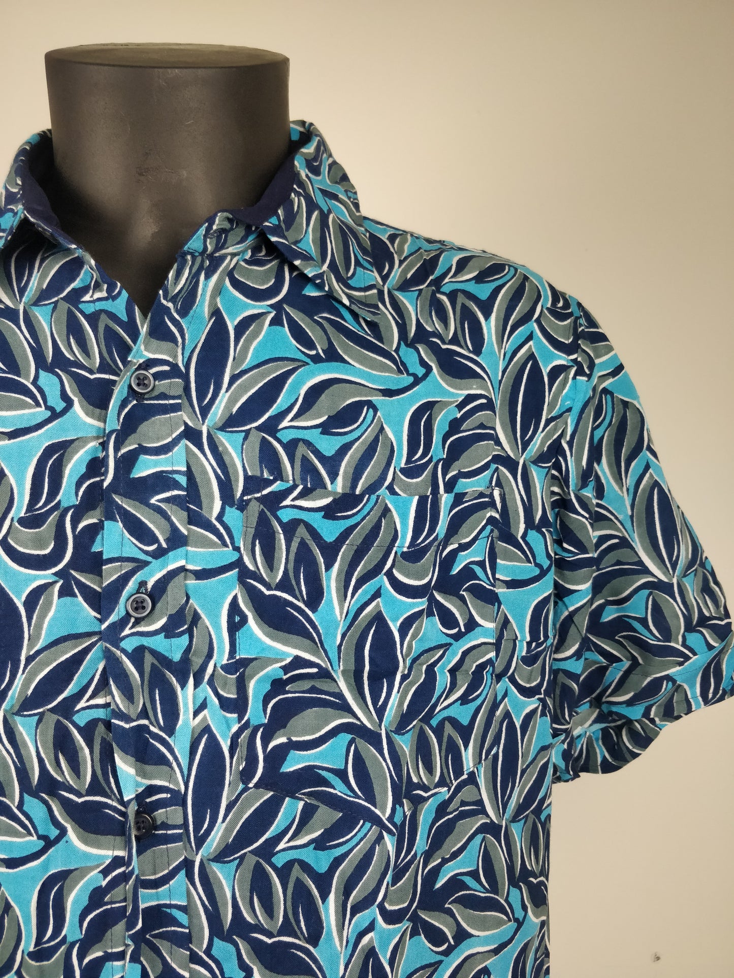 Chemise homme Ribhu manches courtes. Chemise décontractée en rayonne. Motifs fleuri bleu.