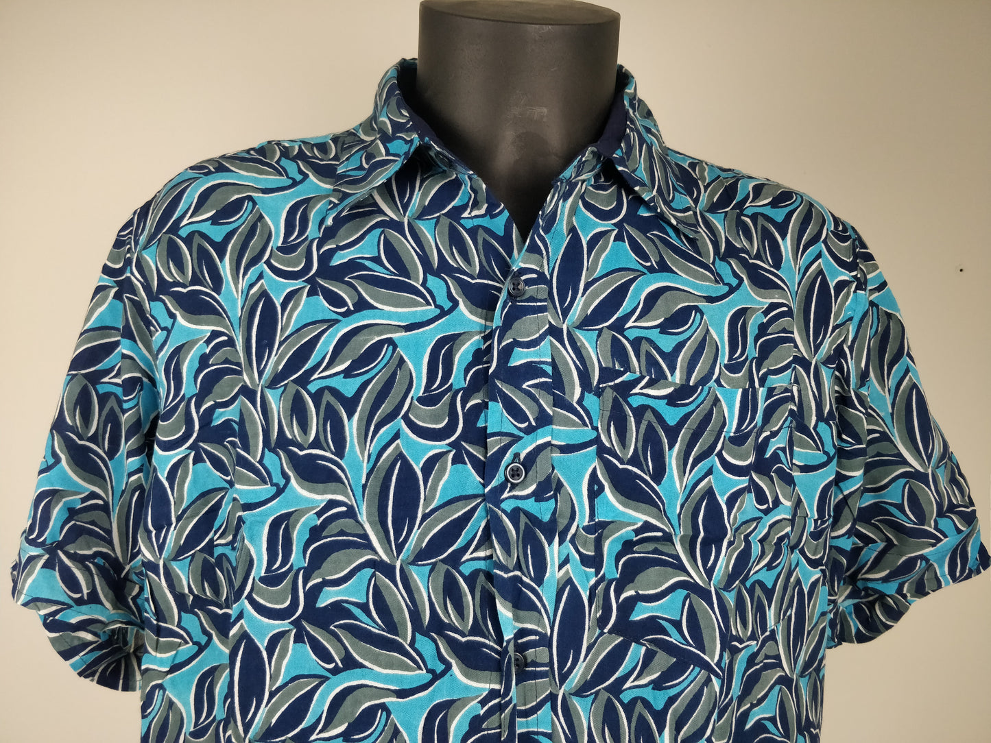 Chemise homme Ribhu manches courtes. Chemise décontractée en rayonne. Motifs fleuri bleu.