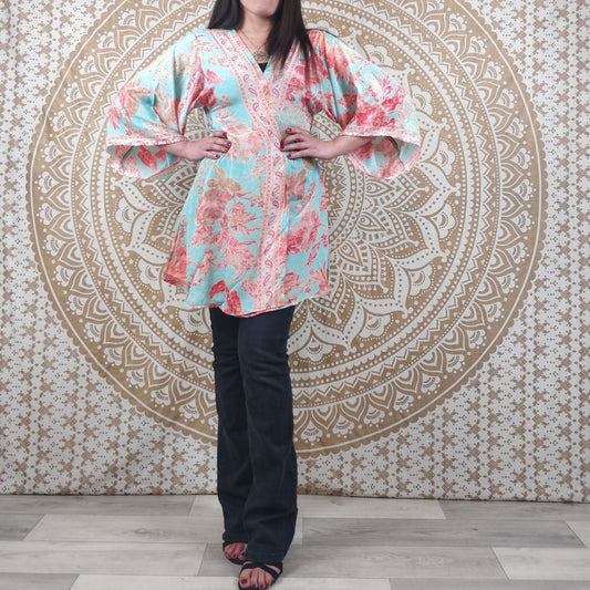 Kimono court Khanta en soie indienne. Veste légère et fluide. Imprimé fleuri bleu et rose.