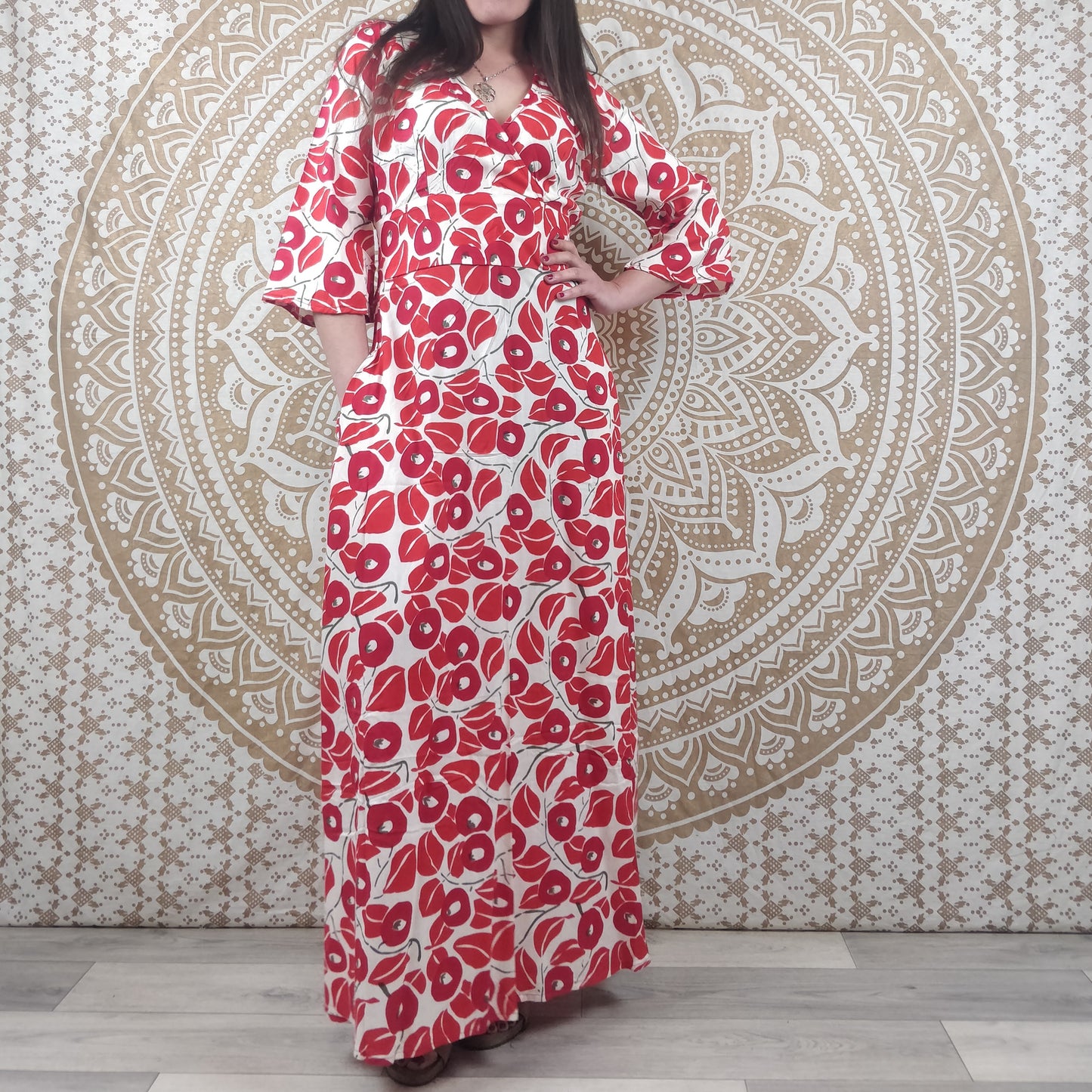 Robe longue Lila avec manches 3/4 et poches. Imprimé fleuri rouge et blanc.