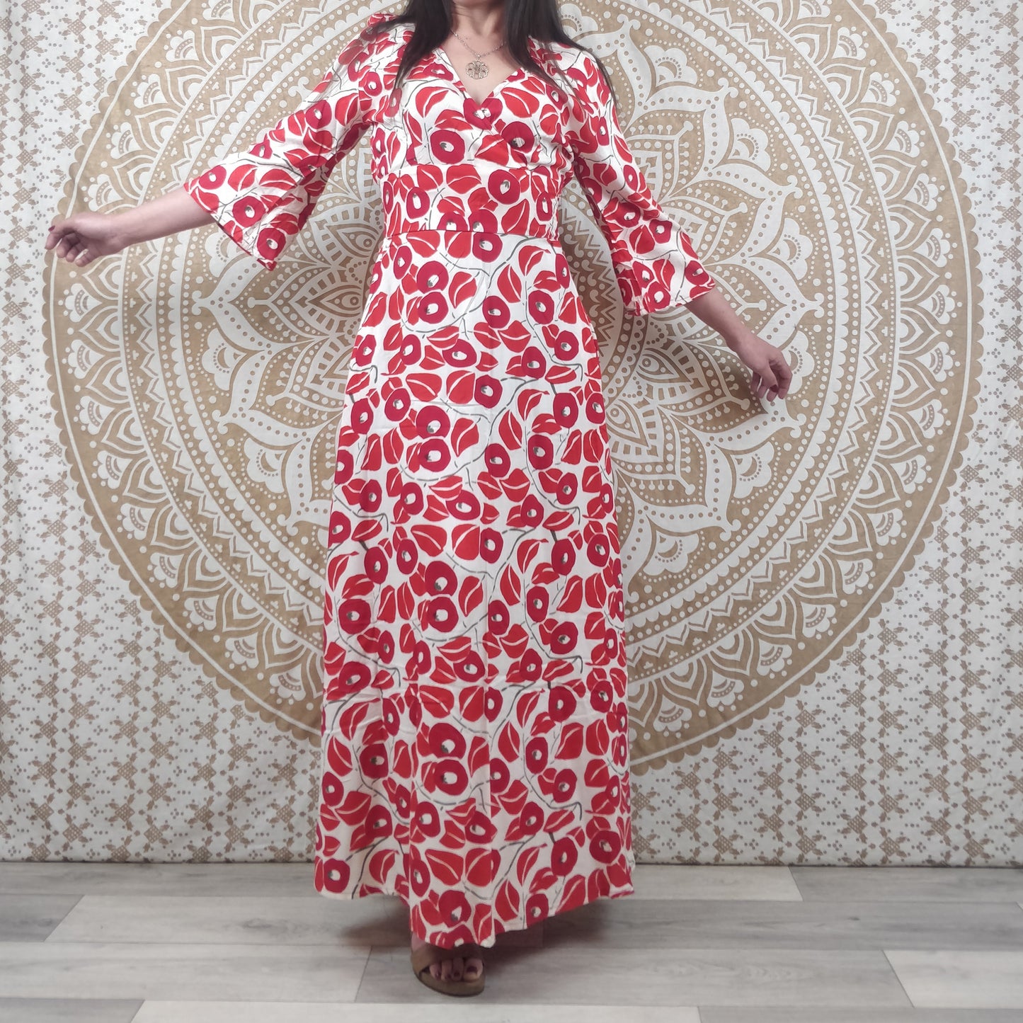 Robe longue Lila avec manches 3/4 et poches. Imprimé fleuri rouge et blanc.