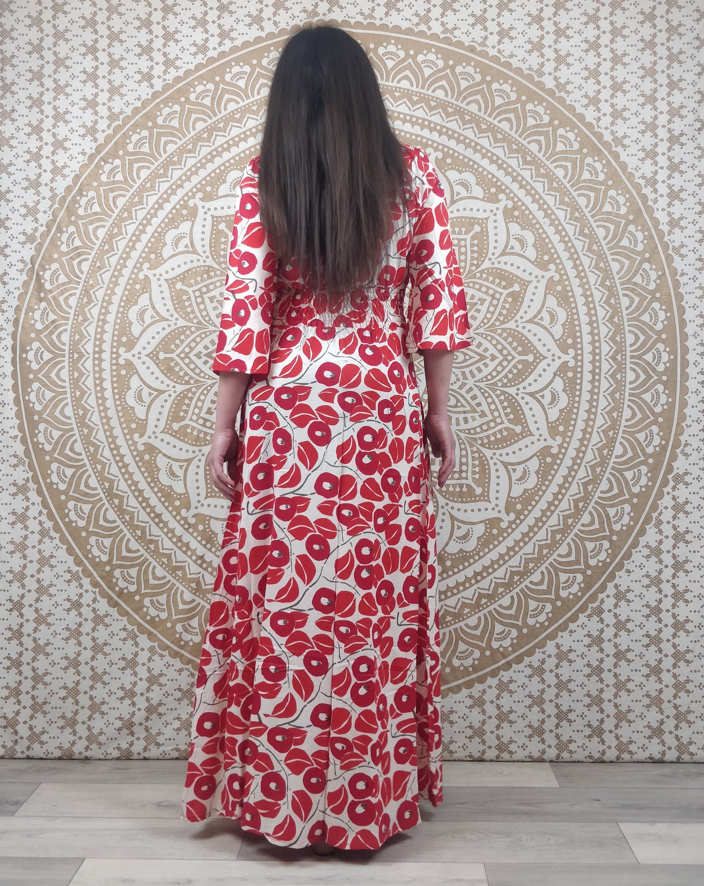 Robe longue Lila avec manches 3/4 et poches. Imprimé fleuri rouge et blanc.