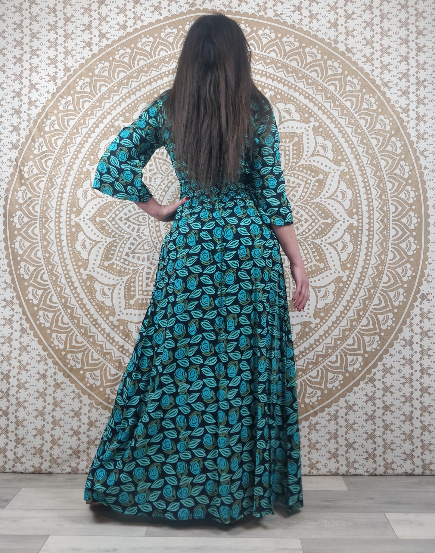 Robe longue Lila avec manches 3/4 et poches. Imprimé fleuri bleu et noir.