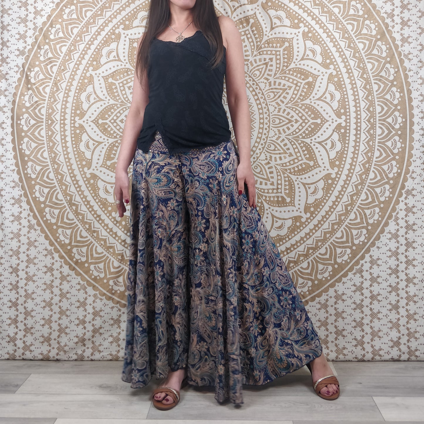 Pantalon femme Sirohi en soie indienne. Pantalon jupe. Imprimé paisley bleu avec insertions dorées.