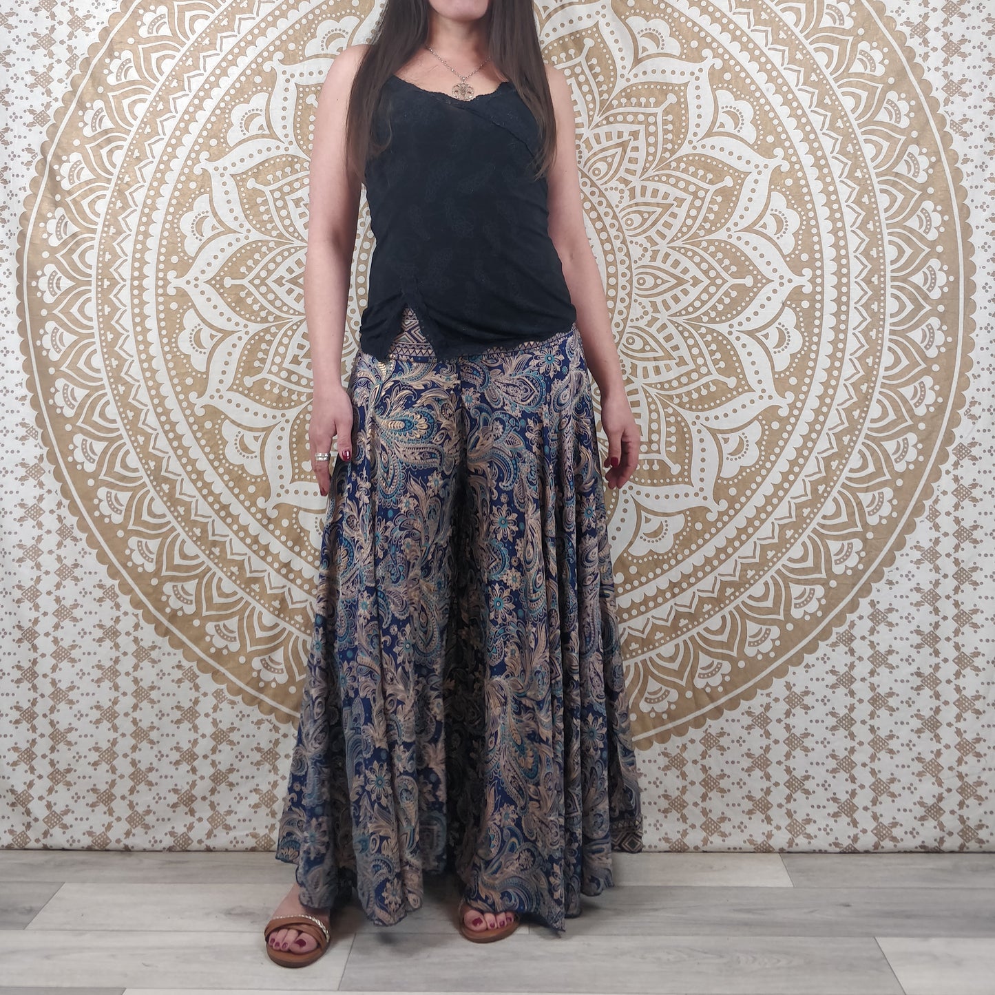 Pantalon femme Sirohi en soie indienne. Pantalon jupe. Imprimé paisley bleu avec insertions dorées.